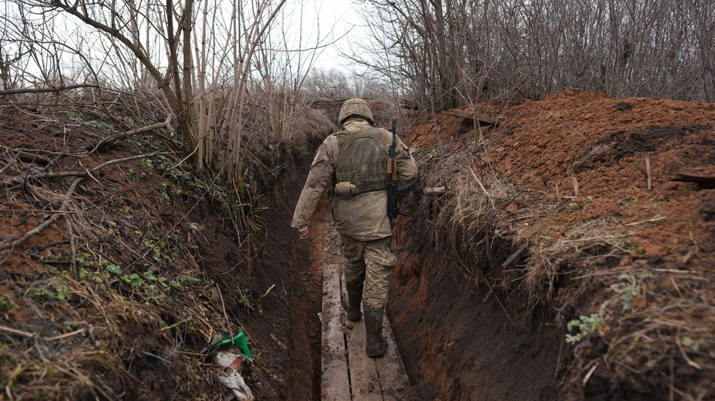 Ein ukrainischer Soldat in einem Schützengraben an der Kontaktlinie zu den Separatistengebieten im Osten des Landes.