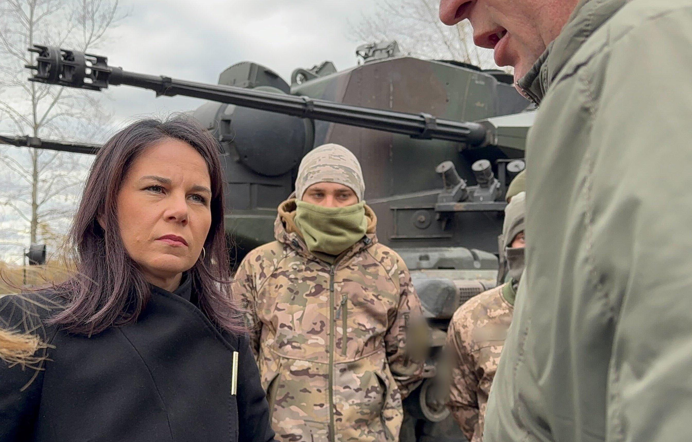 Baerbock mit Soldaten in der Ukraine
