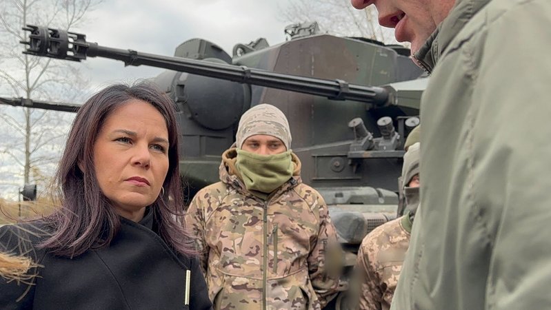 Baerbock mit Soldaten in der Ukraine | Bild: pa/dpa/Jörg Blank Baerbock mit Soldaten in der Ukraine