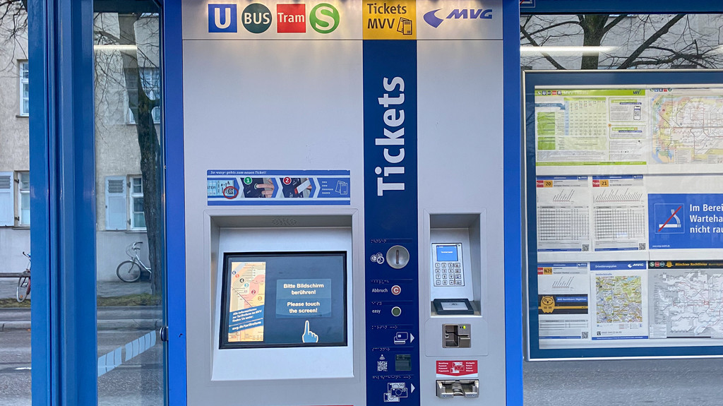Ticketautomat der MVG an einer Haltestelle.