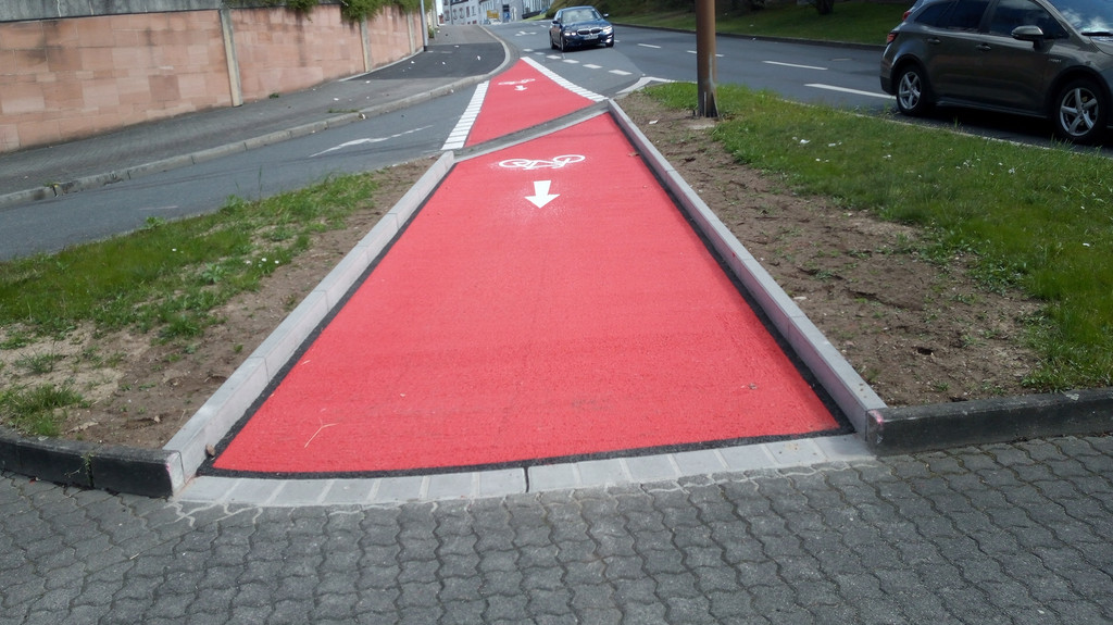 Ein mit roter Farbe deutlich gekennzeichneter Radweg in Aschaffenburg