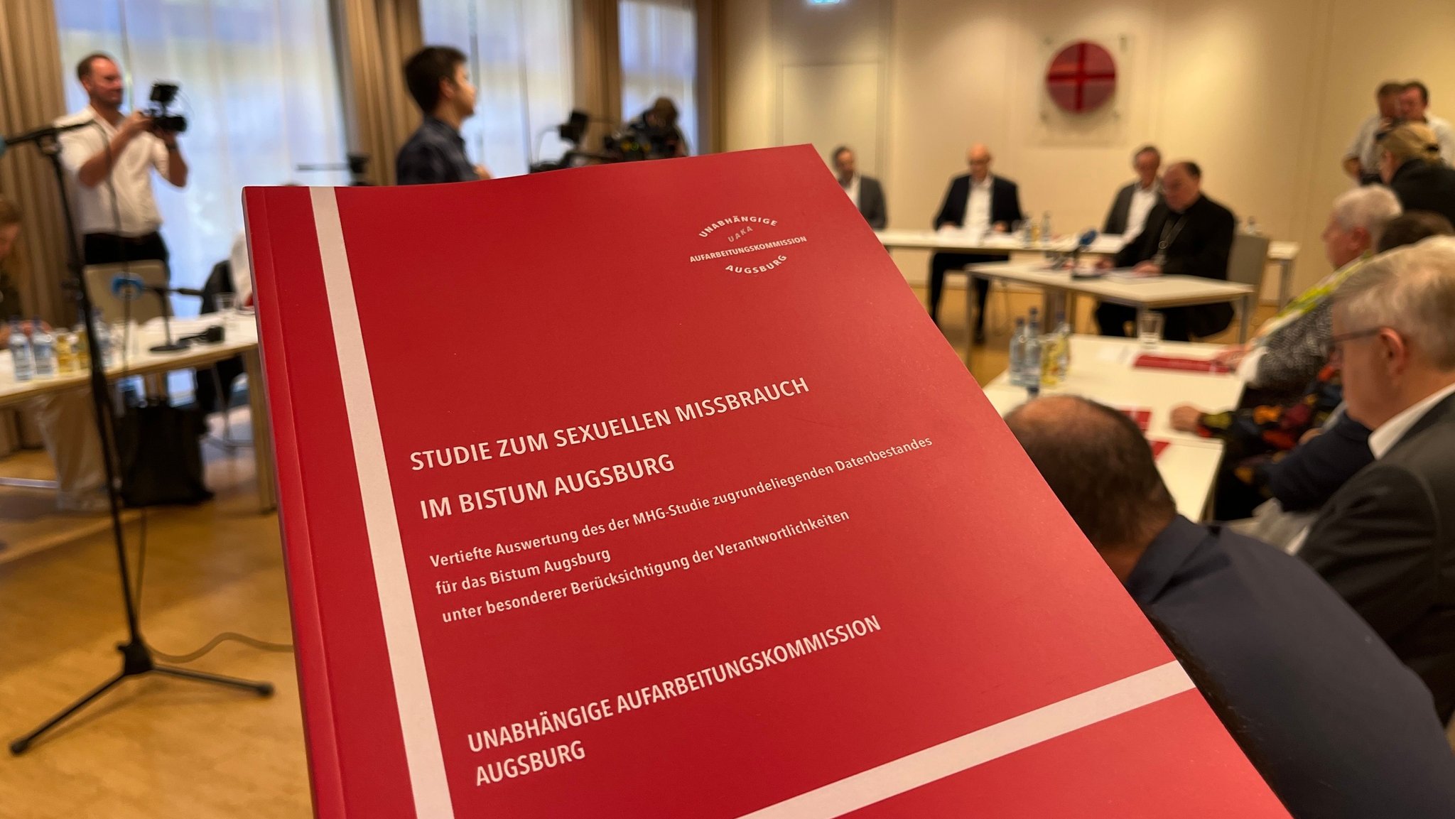 206 Seiten umfasst die Studie der Unabhängigen Aufarbeitungskomission Augsburg zu sexuellem Missbrauch im Bistum Augsburg.
