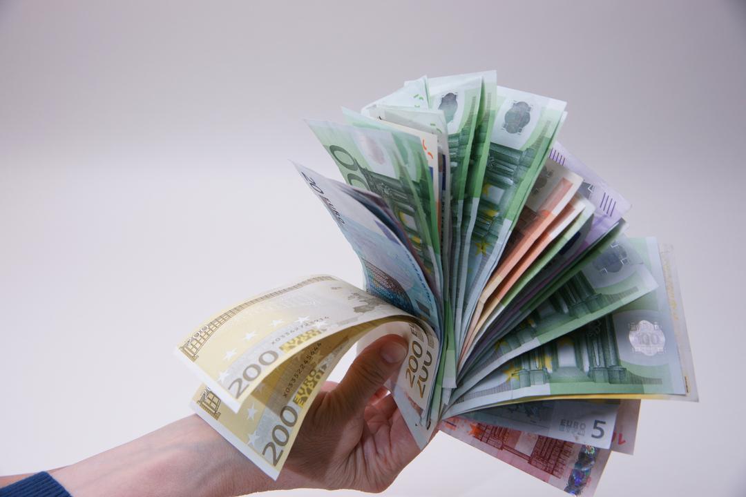Geldscheine in einer Hand (Symbolbild)