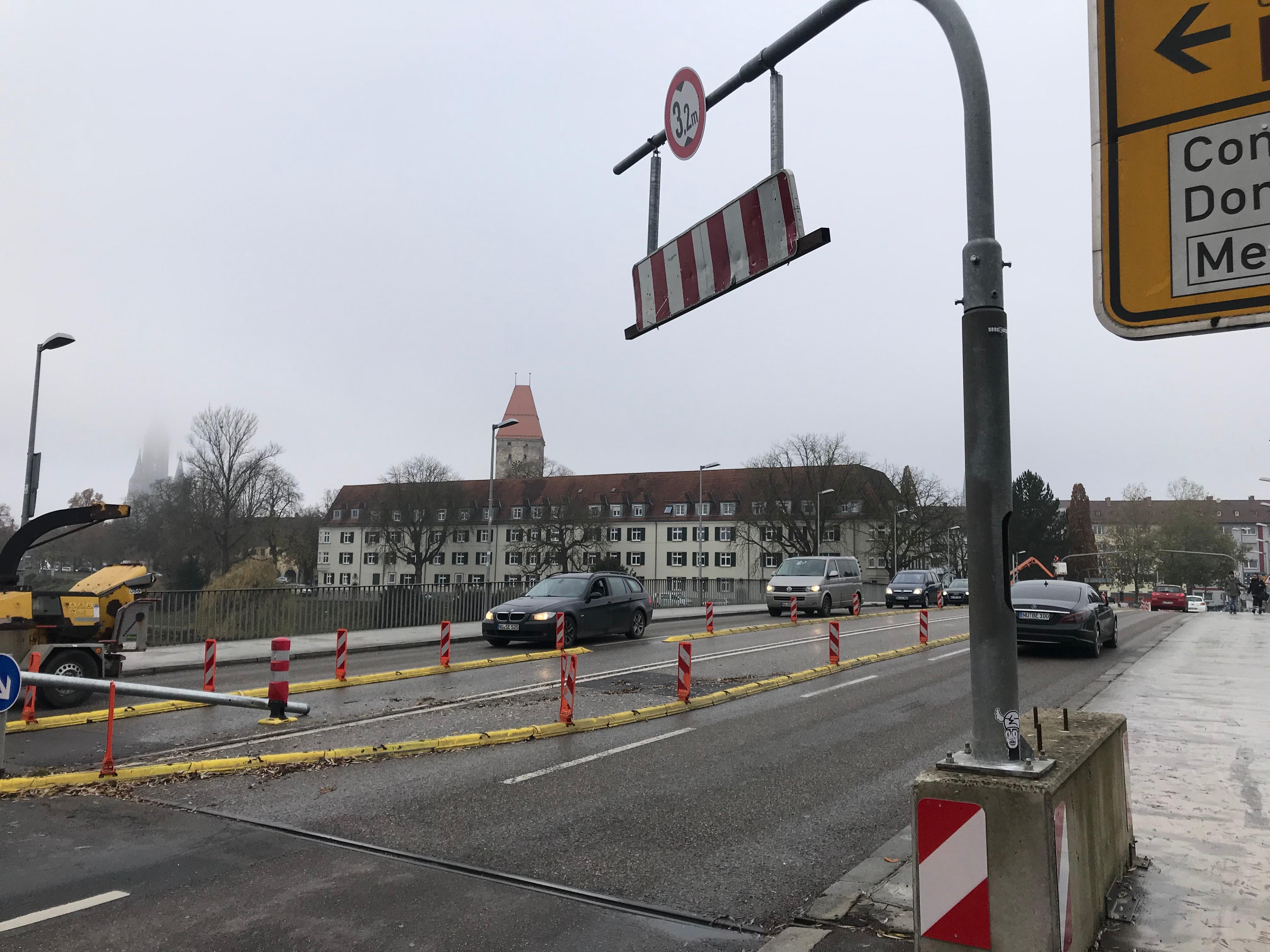 Ein Bild aus dem Jahr 2019: Damals konnten noch Autos über die Gänstorbrücke fahren, die Spuren sind mit Warnbaken gesichert. Die Brücke, die die Städte Ulm und Neu-Ulm über die Donau hinweg verbindet, wird seit dem Sommer abgerissen. Sie war marode und muss neu gebaut werden.