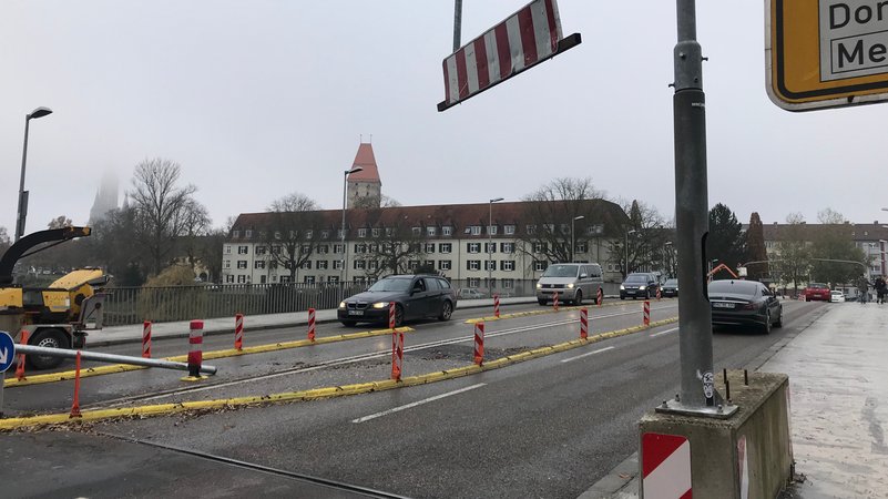 Ein Bild aus dem Jahr 2019: Damals konnten noch Autos über die Gänstorbrücke fahren, die Spuren sind mit Warnbaken gesichert. Die Brücke, die die Städte Ulm und Neu-Ulm über die Donau hinweg verbindet, wird seit dem Sommer abgerissen. Sie war marode und muss neu gebaut werden. | Bild: BR/Joseph Weidl Ein Bild aus dem Jahr 2019: Damals konnten noch Autos über die Gänstorbrücke fahren, die Spuren sind mit Warnbaken gesichert. Die Brücke, die die Städte Ulm und Neu-Ulm über die Donau hinweg verbindet, wird seit dem Sommer abgerissen. Sie war marode und muss neu gebaut werden.