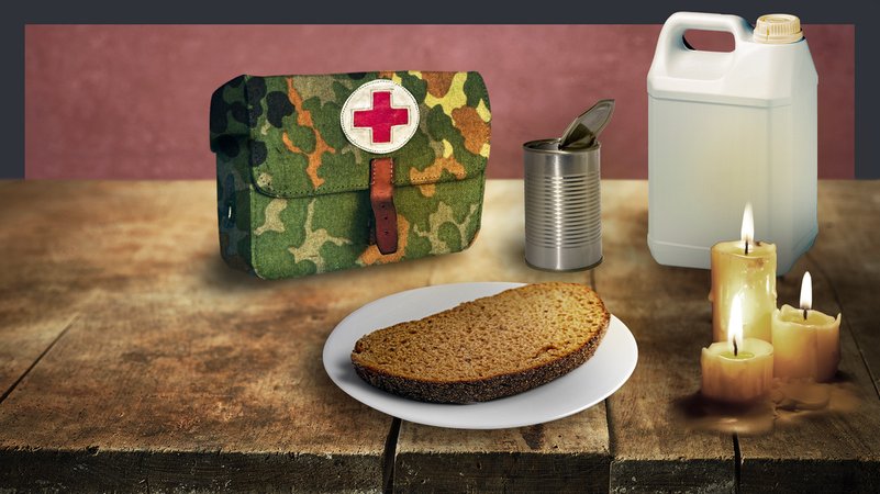 Ein Tisch mit einem kargen Abendbrot, eine Konserve, ein Kanister Wasser, drei Kerzen und eine Verbandstasche mit Flecktarn-Muster | Bild: colourbox.com/1307, colourbox.com/2303, colourbox.com/Ruslan Nassyrov, colourbox.com/7166, colourbox.com/Sea Wave, colourbox.com/Kasper Nymann; Montage: BR Ein Tisch mit einem kargen Abendbrot, eine Konserve, ein Kanister Wasser, drei Kerzen und eine Verbandstasche mit Flecktarn-Muster