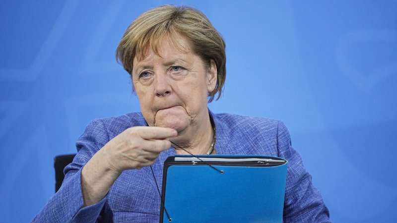 Bundeskanzlerin Angela Merkel (CDU) nimmt ihre Unterlagen nach der Pressekonferenz nach der Ministerpräsidentenkonferenz. 