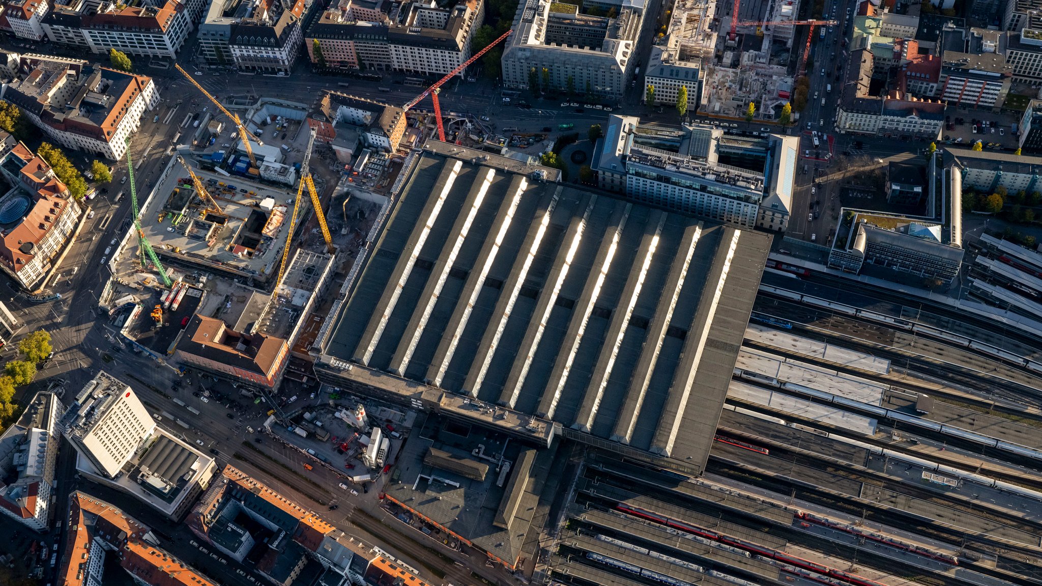 Die Abendsonne beleuchtet den Münchner Hauptbahnhof mit den Gleisen (rechts) und der großen Hauptbahnhofs-Baustelle mit ihren Kränen (l). | Bild: picture alliance/dpa | Peter Kneffel Die Abendsonne beleuchtet den Münchner Hauptbahnhof mit den Gleisen (rechts) und der großen Hauptbahnhofs-Baustelle mit ihren Kränen (l).