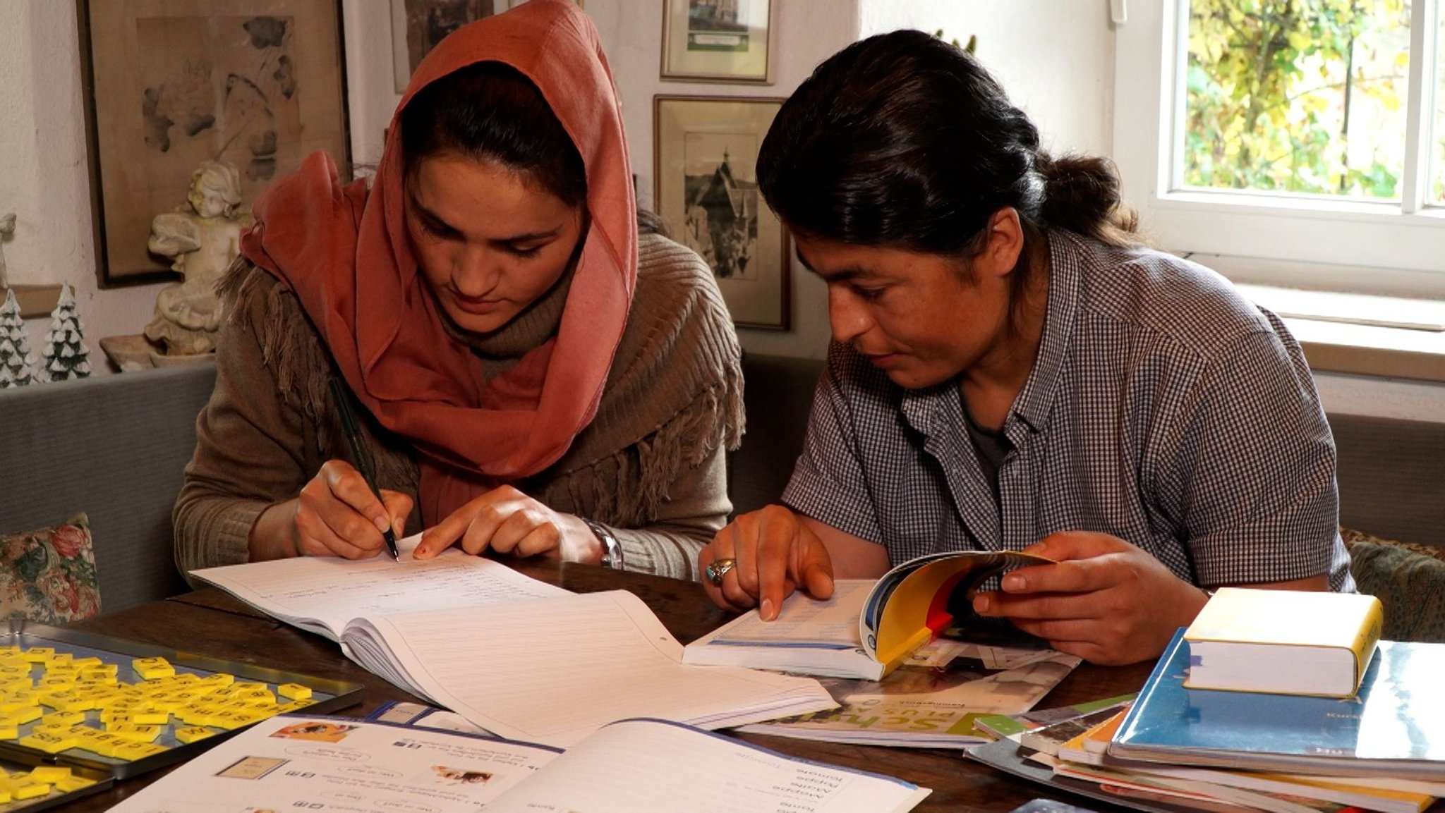 Hasiba und Noor lernen zusammen Deutsch