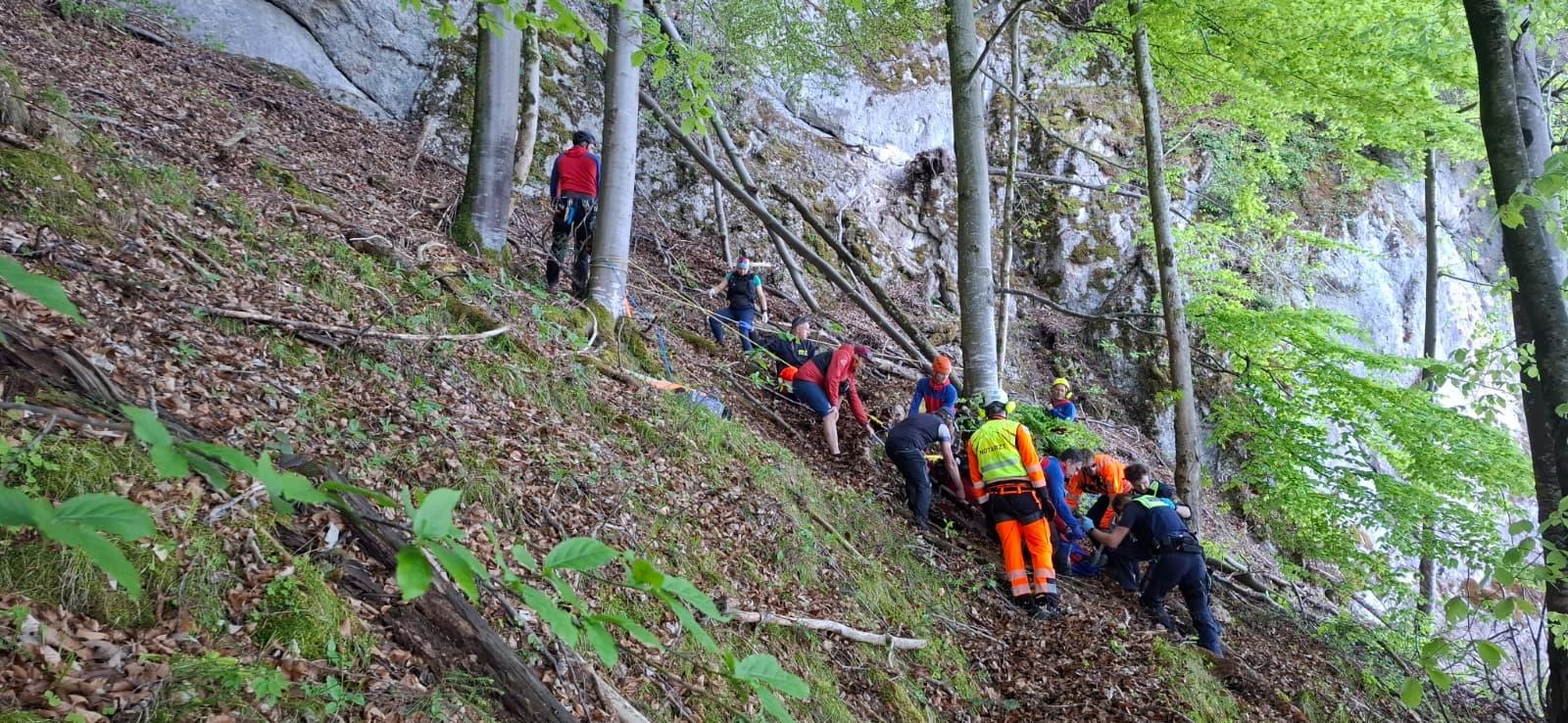 Einsatzkräfte bergen verunfallten 69jährigen am Weißensee