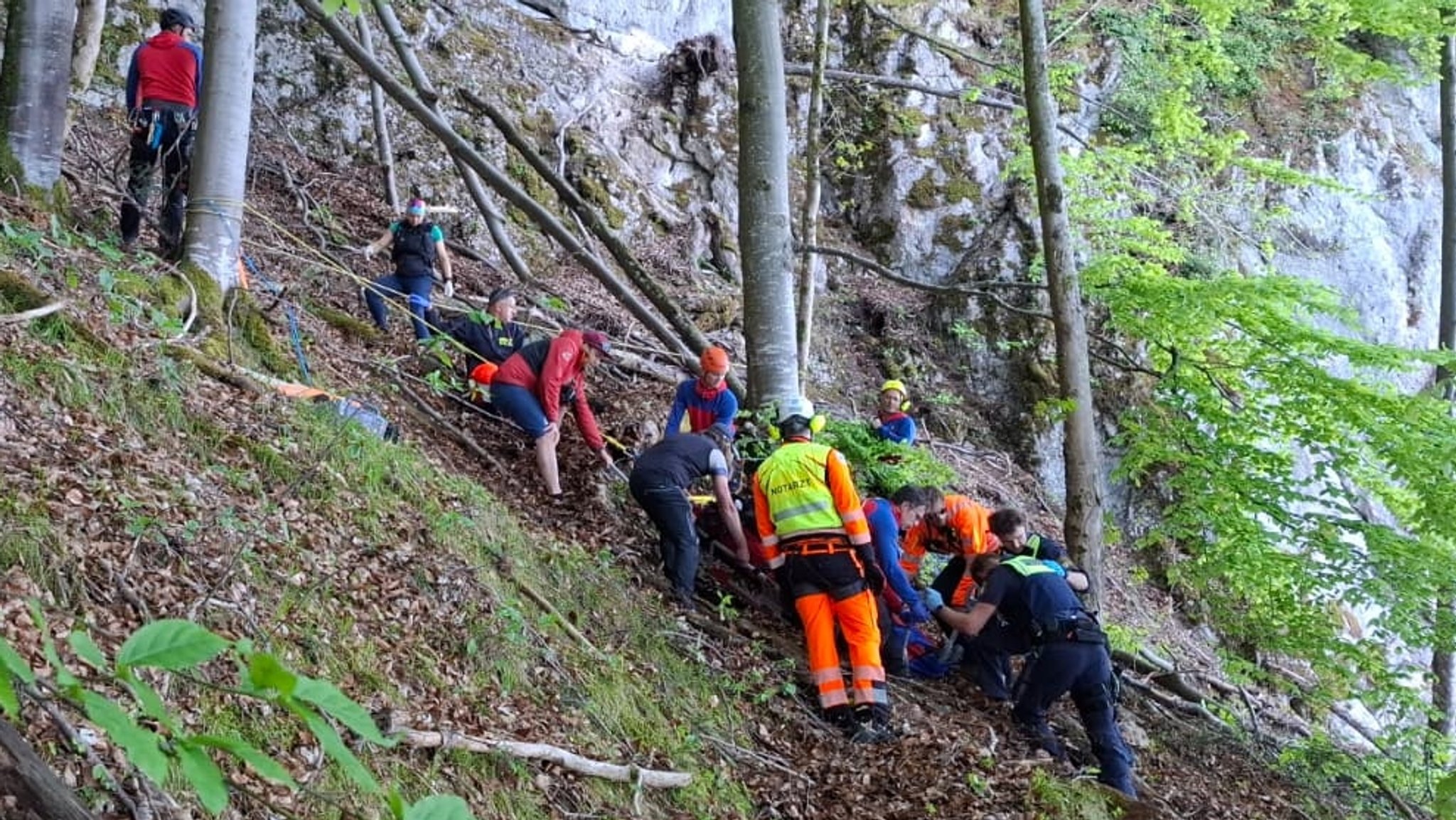 Aufwändige Rettungsaktion: Wanderer stürzt am Weißensee-Ufer ab