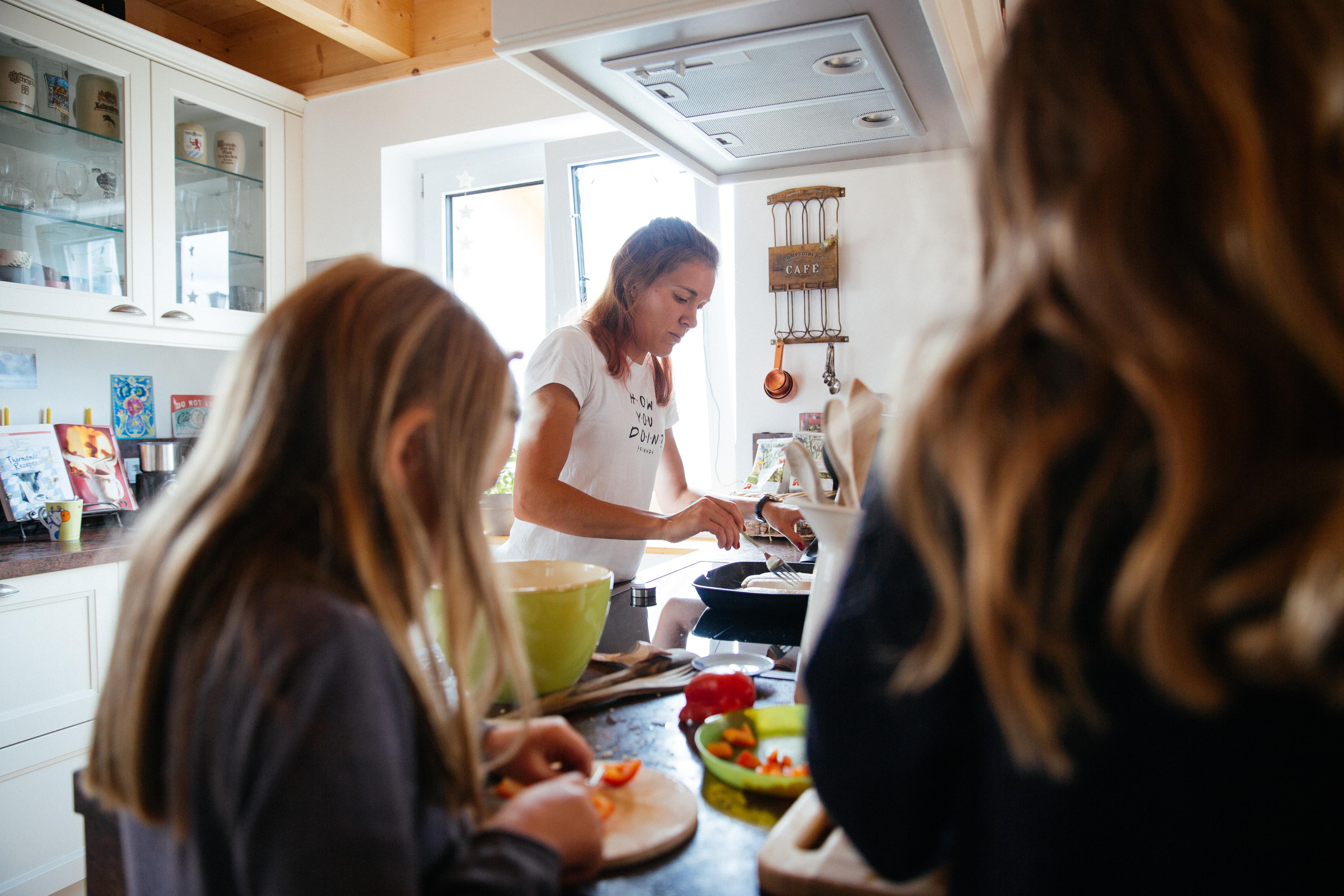 Junge Mutter kocht mit Kindern