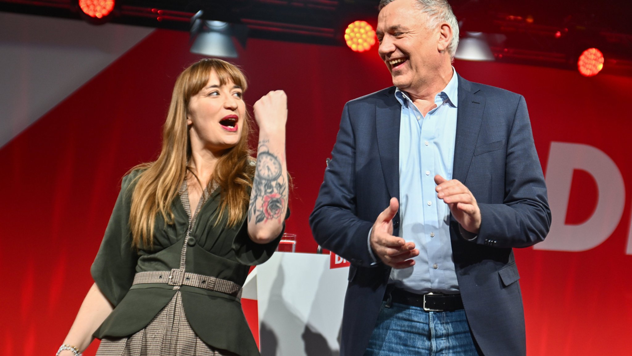 18.01.2025, Berlin: Heidi Reichinnek, Spitzenkandidatin der Partei Die Linke zur Bundestagswahl 2025, und Jan van Aken, Bundesvorsitzender und Spitzenkandidat der Partei Die Linke, jubeln während des Bundesparteitags der Linken zur Bundestagswahl 2025.