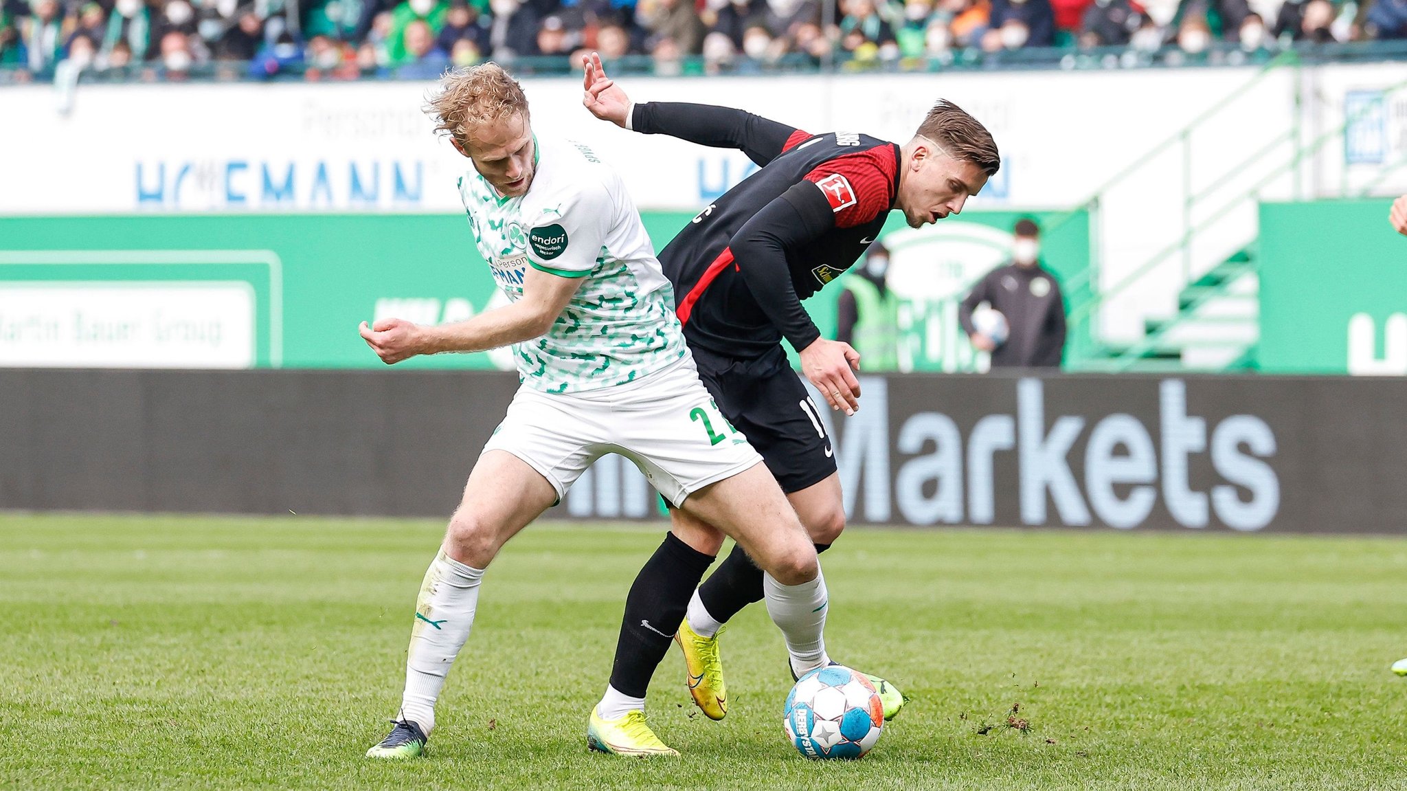 Zweikampf in der Partie SpVgg Greuther Fürth - SC Freiburg