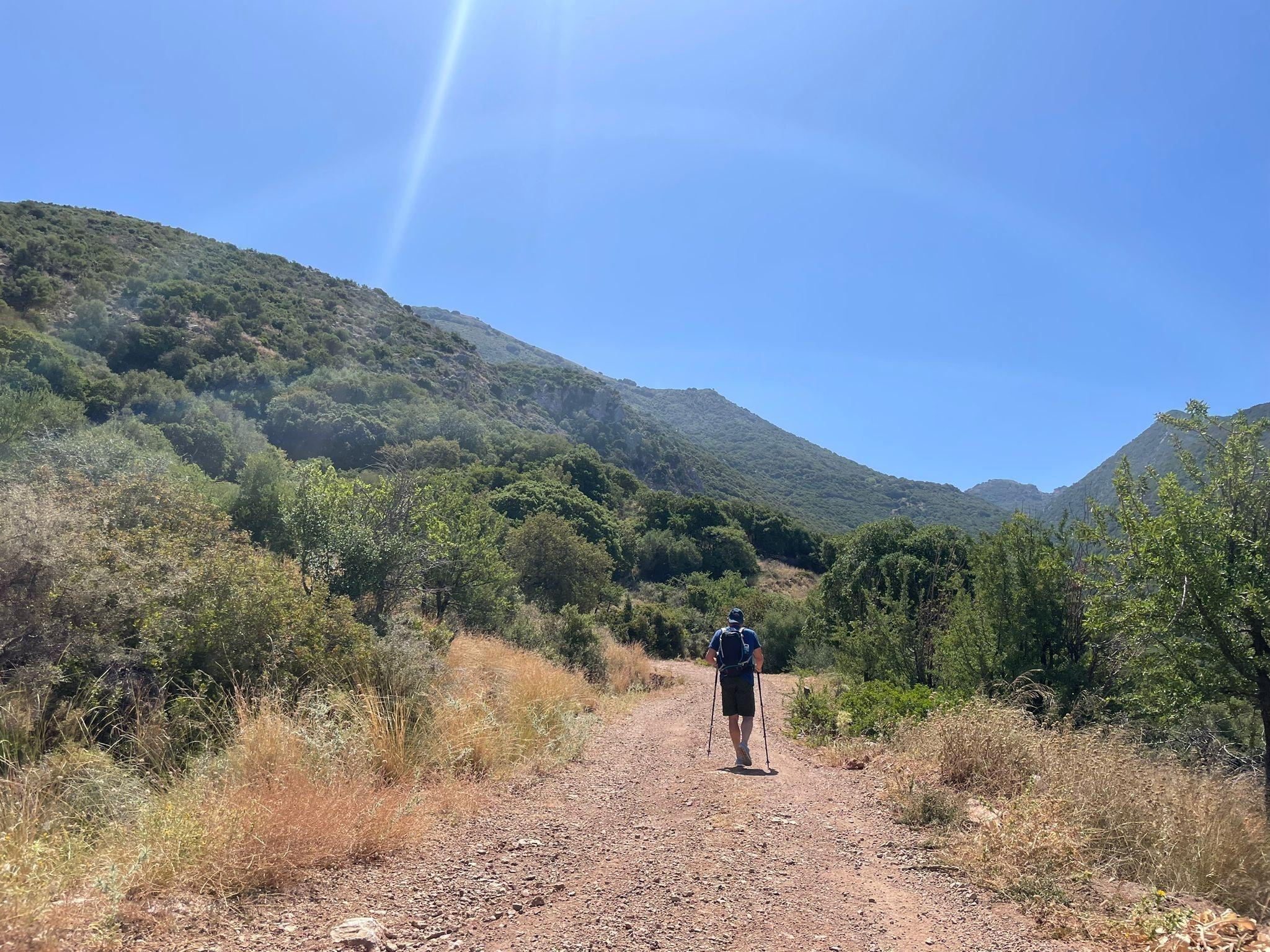 Mann geht bei Hitze wandern