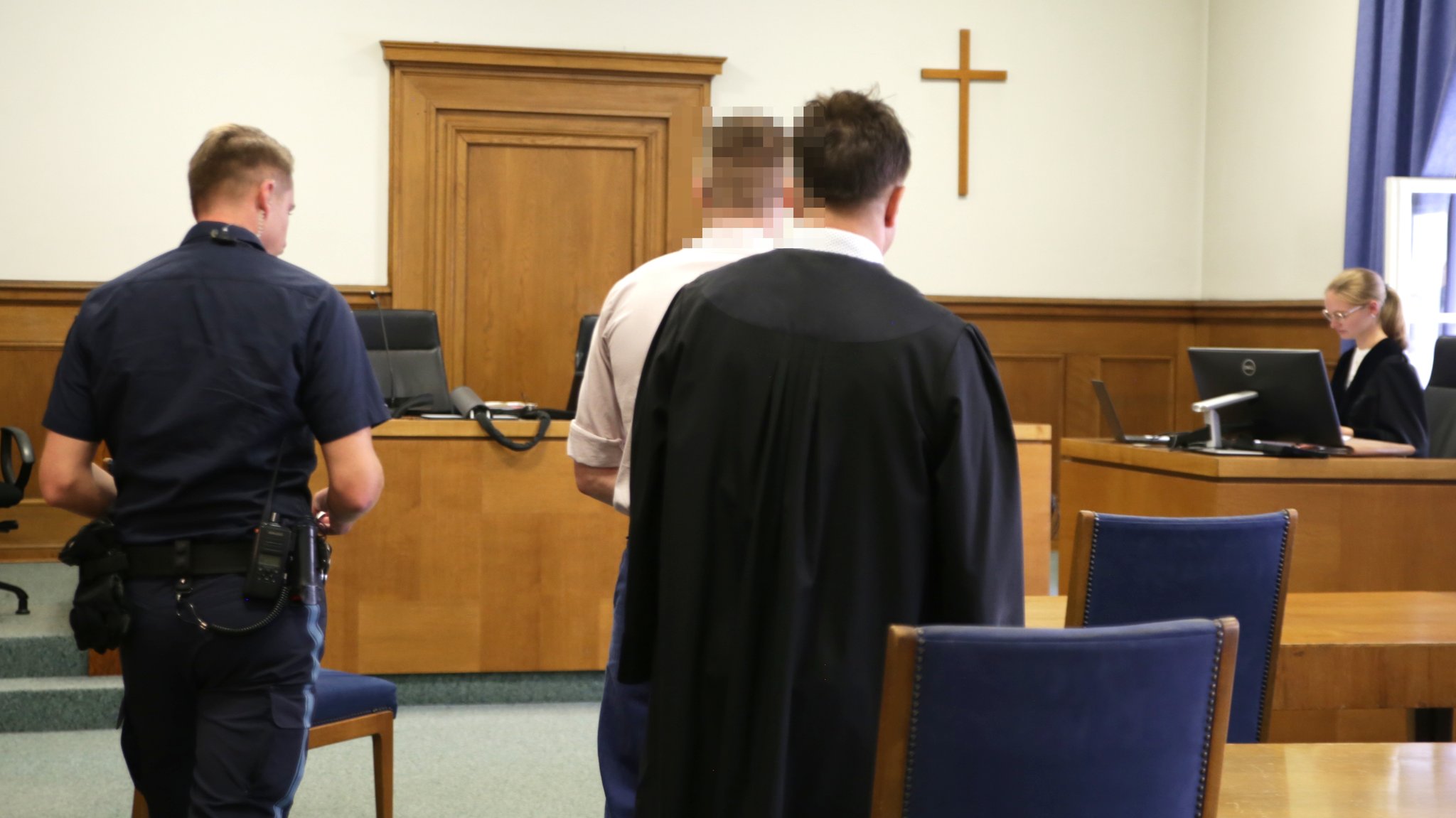 Der mutmaßliche Täter betritt den Gerichtssaal im Nürnberger Amtsgericht. | Bild: BR / Isabel Pogner Der mutmaßliche Täter betritt den Gerichtssaal im Nürnberger Amtsgericht.