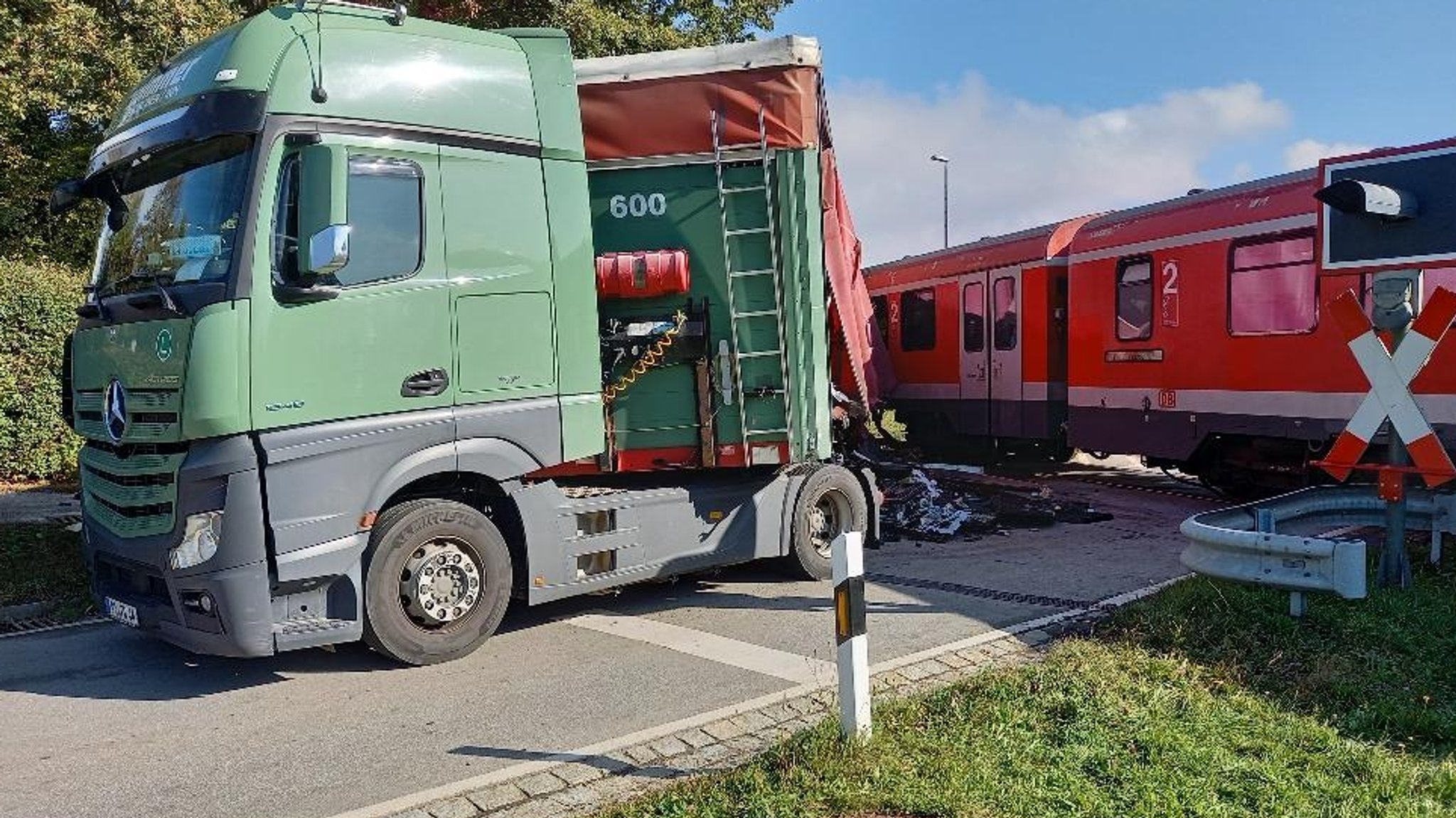 Ein Zug prallt auf den Anhänger eines Lkw.