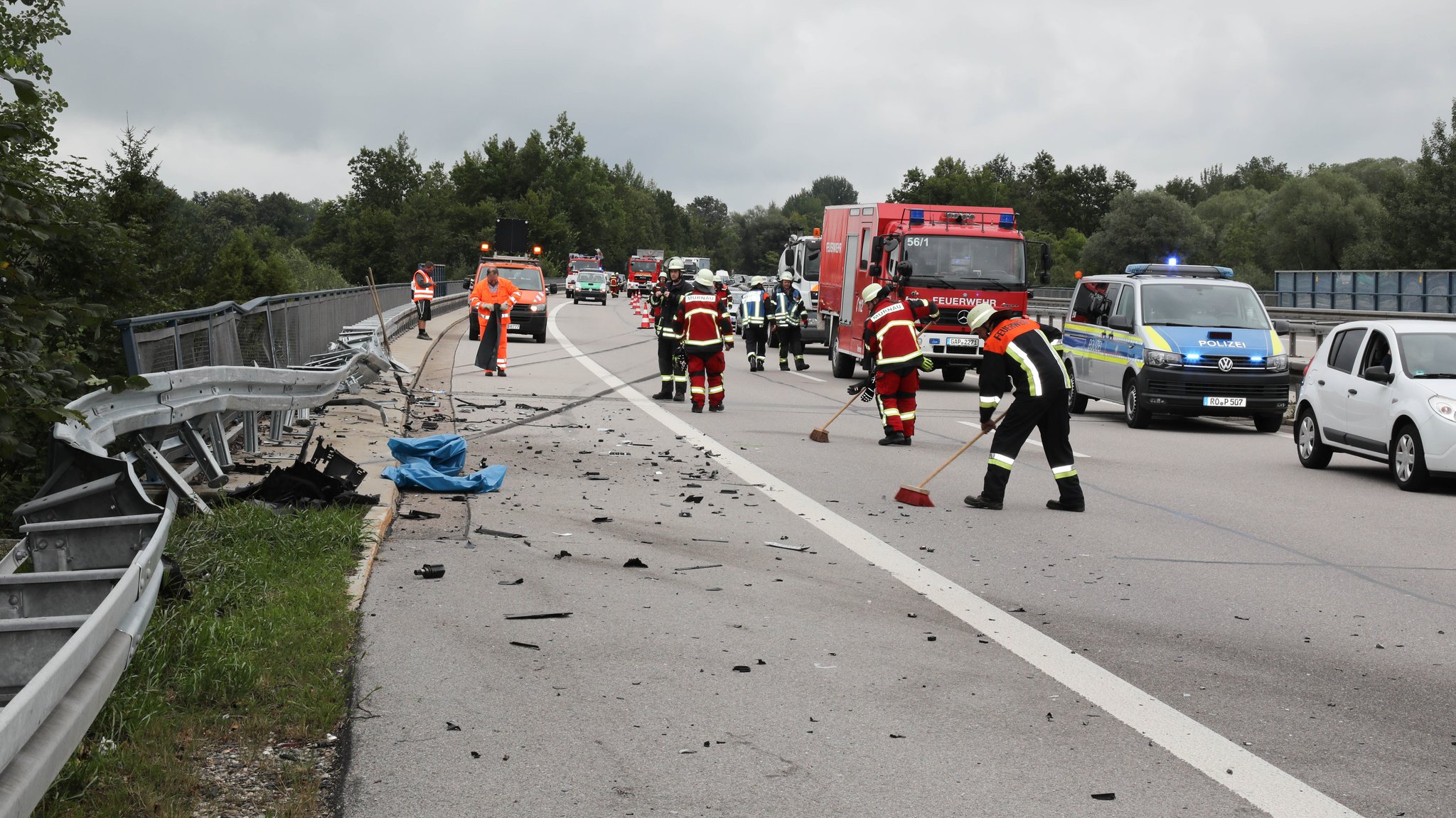 Aufräumarbeiten nach dem Unfall