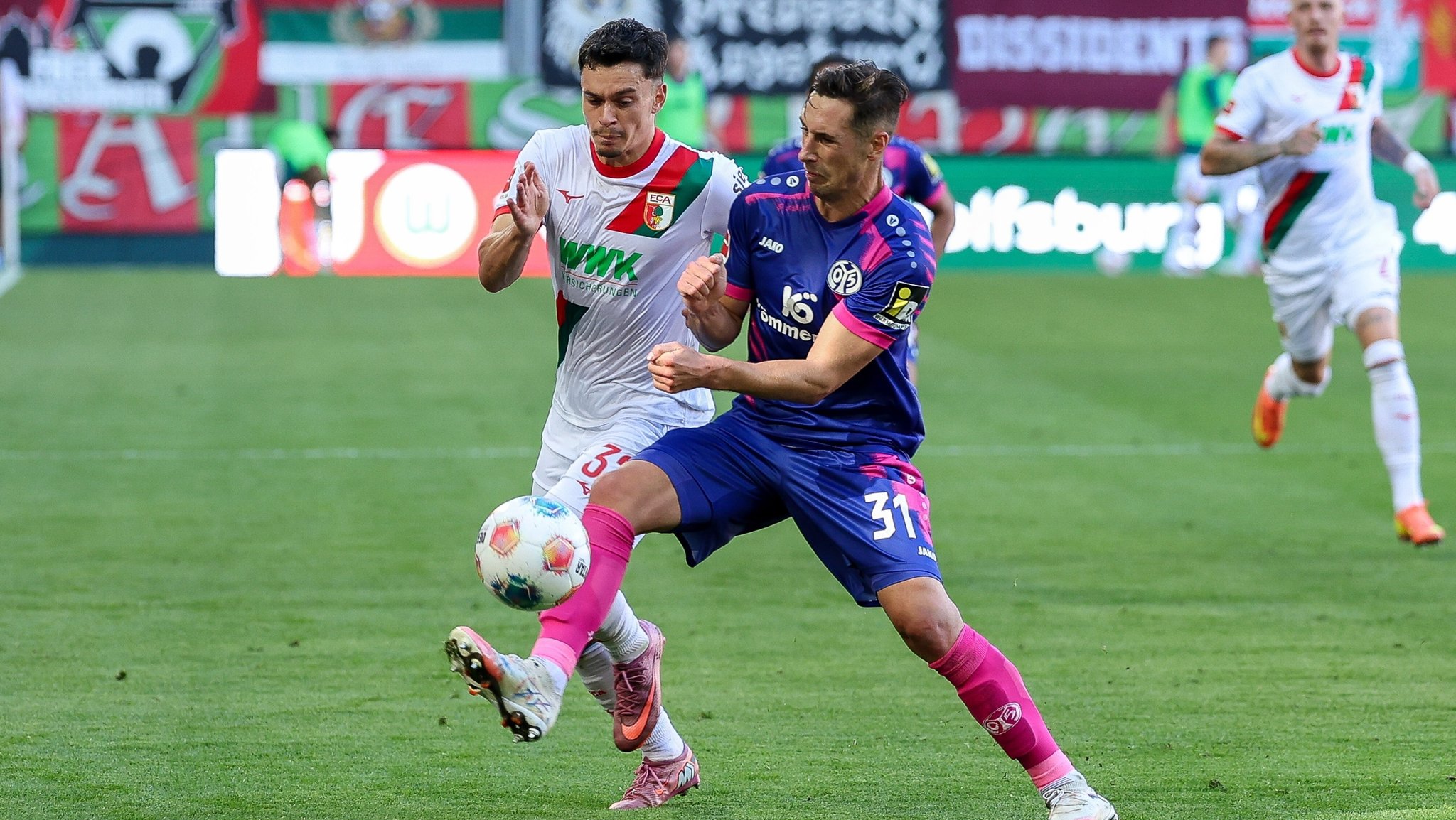 Spielszene: 1. FSV Mainz 05 - FC Augsburg | Bild: picture alliance / kolbert-press | kolbert-press/Christian Kolbert Spielszene: 1. FSV Mainz 05 - FC Augsburg