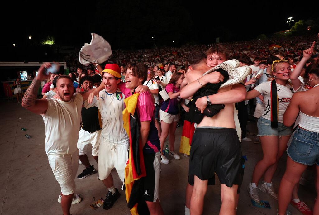 29.06.2024, Bayern, München: Fußball: EM, Public Viewing Deutschland - Dänemark. Zuschauer reagieren während des Spiels in der Fanzone im Olympiapark. Foto: Karl-Josef Hildenbrand/dpa +++ dpa-Bildfunk +++