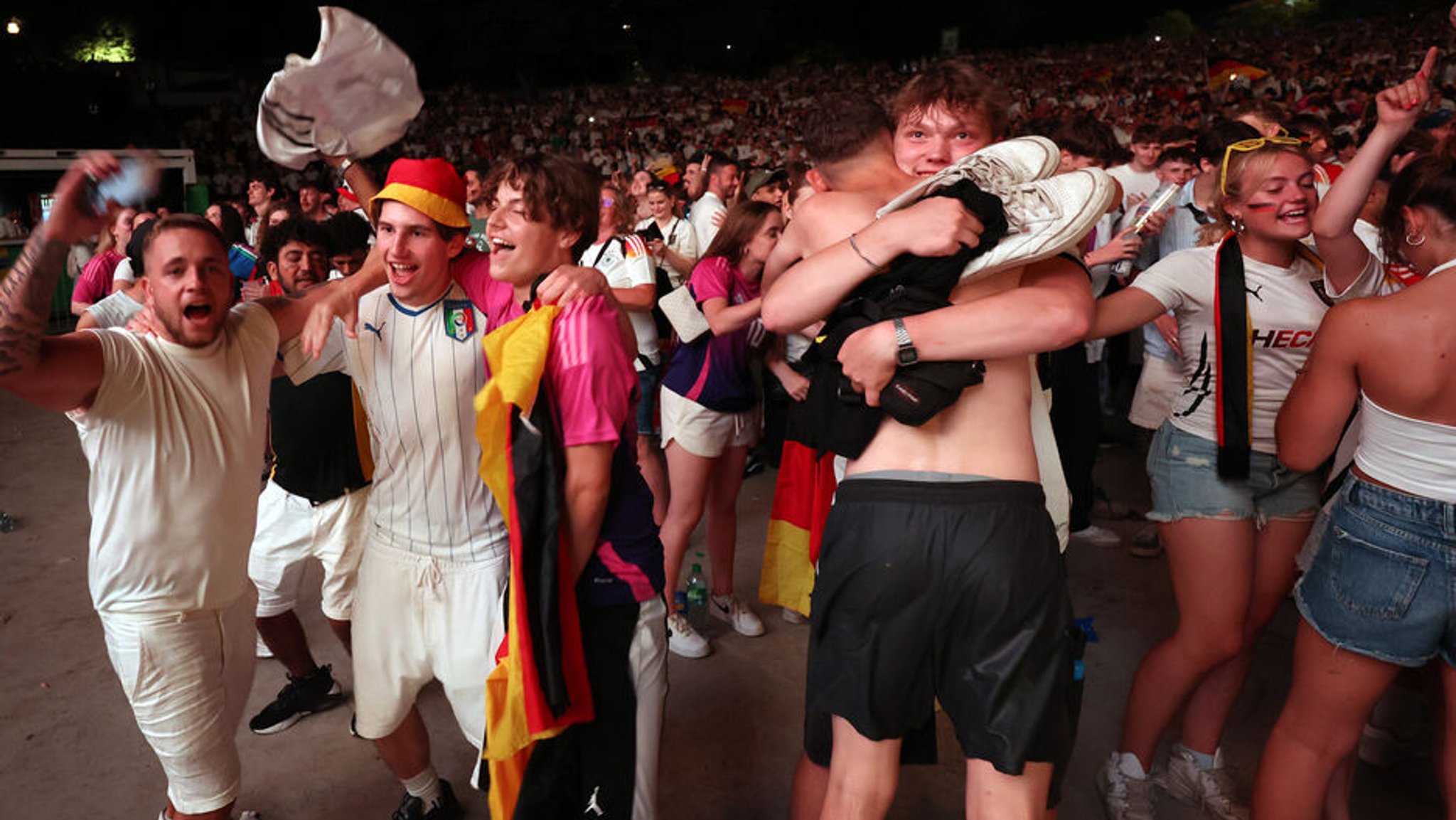 29.06.2024, Bayern, München: Fußball: EM, Public Viewing Deutschland - Dänemark. Zuschauer reagieren während des Spiels in der Fanzone im Olympiapark. Foto: Karl-Josef Hildenbrand/dpa +++ dpa-Bildfunk +++