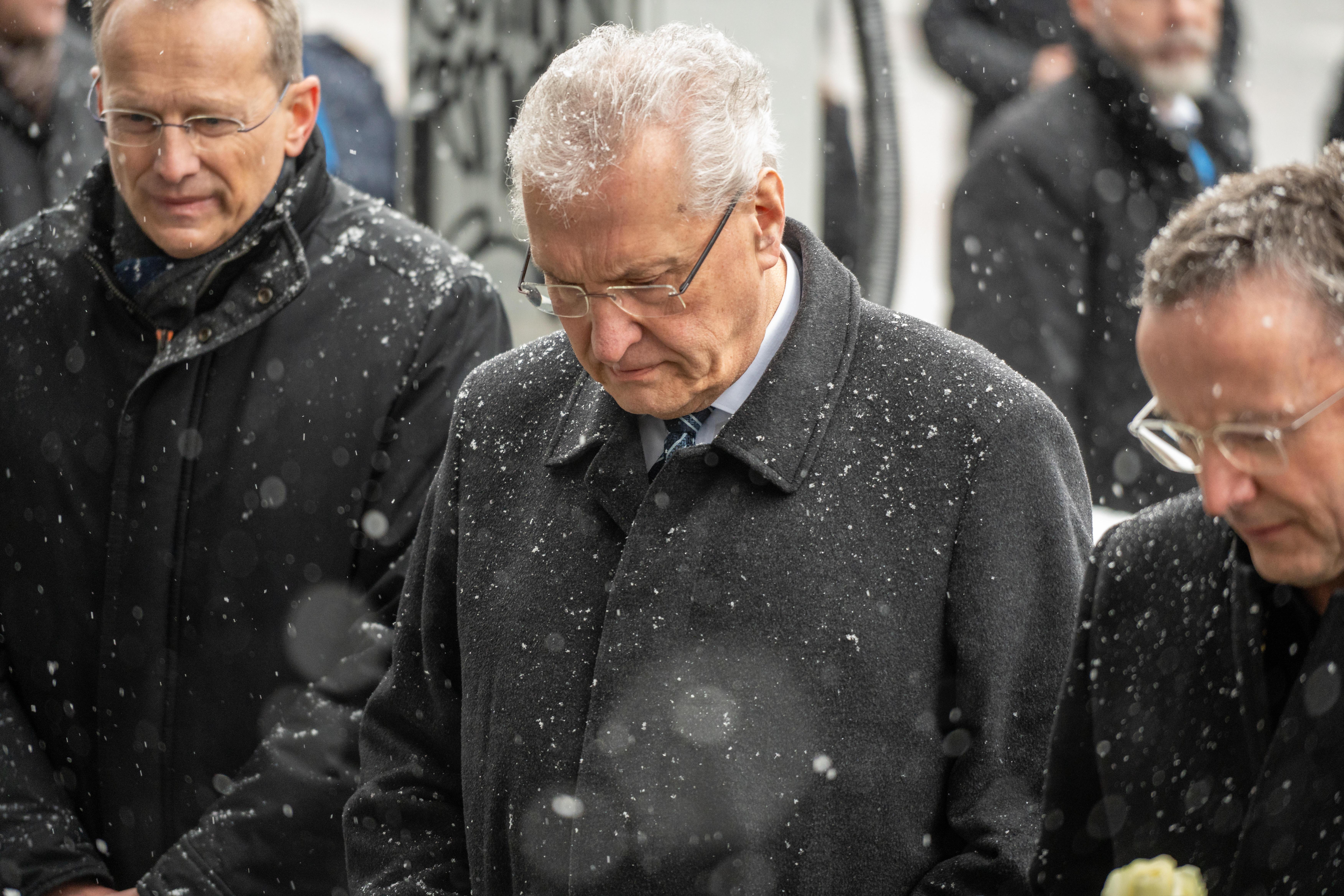 Gedenken nach dem Anschlag in München: Bayerns Innenminister Joachim Herrmann (CSU) am Tatort