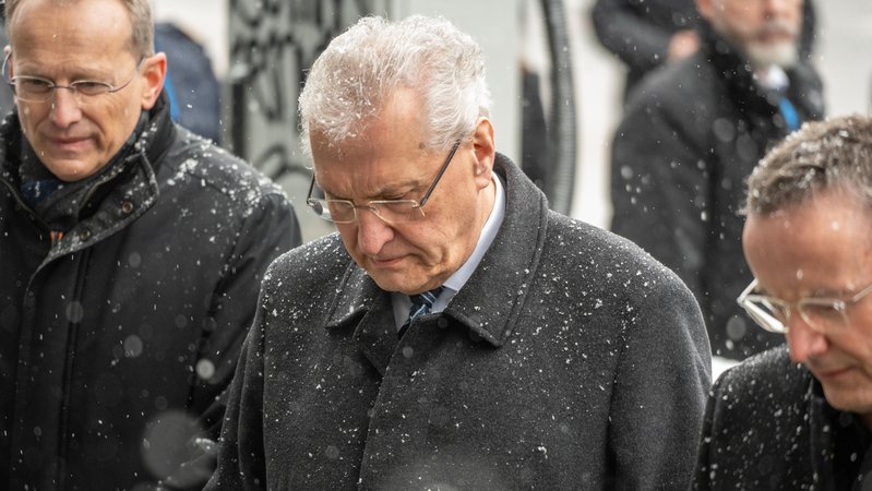 Gedenken nach dem Anschlag in München: Bayerns Innenminister Joachim Herrmann (CSU) am Tatort | Bild: picture alliance / CHROMORANGE | Michael Bihlmayer Gedenken nach dem Anschlag in München: Bayerns Innenminister Joachim Herrmann (CSU) am Tatort