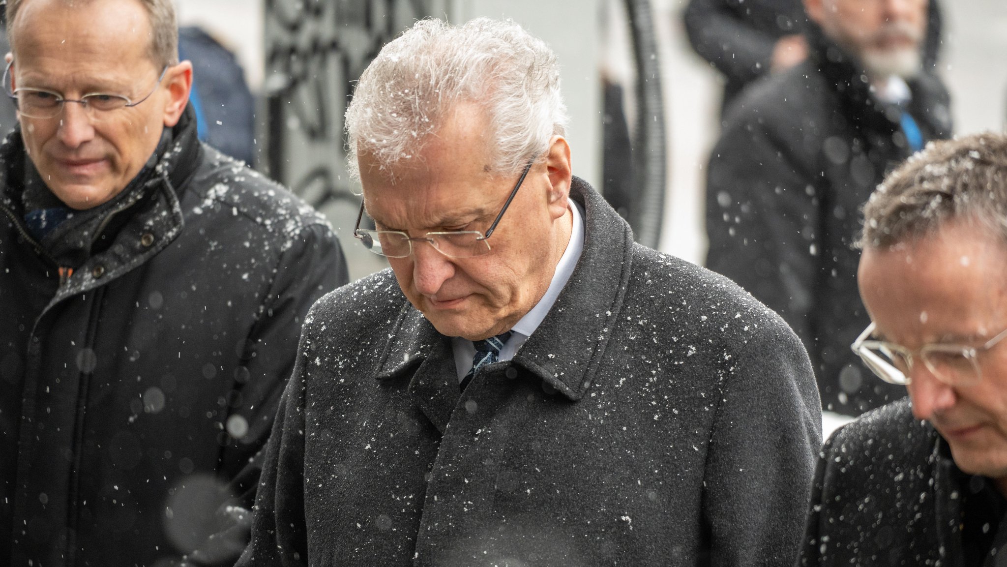 Gedenken nach dem Anschlag in München: Bayerns Innenminister Joachim Herrmann (CSU) am Tatort