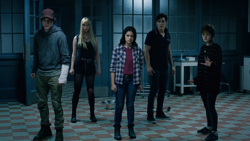 Fünf junge Leute auf einem gekachelten Boden in einer Klinik: "The New Mutants" (Filmszene).
