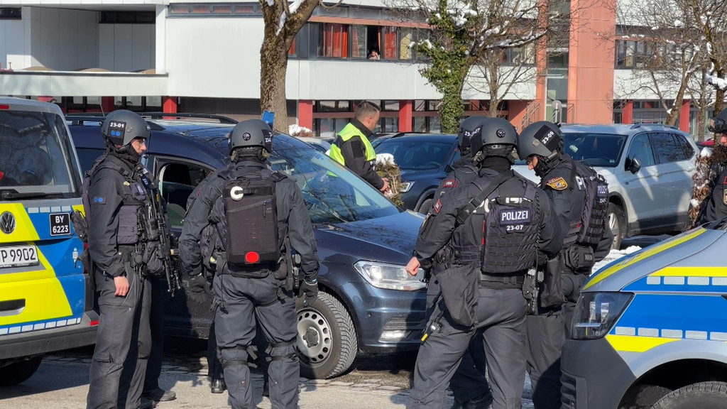 Entwarnung nach dem SEK-Einsatz in Traunstein. Jetzt ermittelt die Kriminalpolizei. | Bild: BR Entwarnung nach dem SEK-Einsatz in Traunstein. Jetzt ermittelt die Kriminalpolizei.