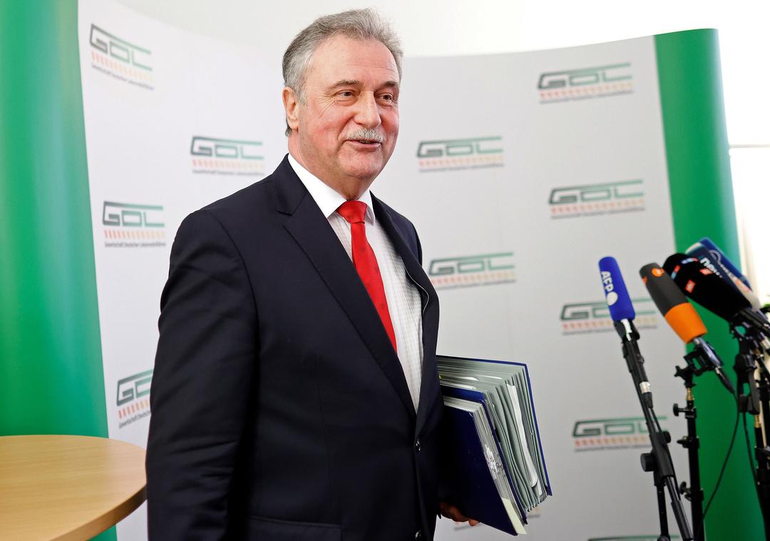 Claus Weselsky, Vorsitzender der Gewerkschaft Deutscher Lokomotivführer (GDL), hält nach einer Pressekonferenz über die Einigung mit der Deutschen Bahn im Tarifkonflikt Aktenordner mit unterschriebenen Tarifverträgen unter dem Arm.