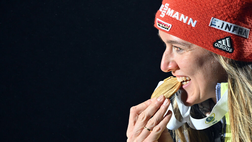 11.02.2023, Denise Herrmann-Wick aus Deutschland präsentiert ihre Goldmedaille. 