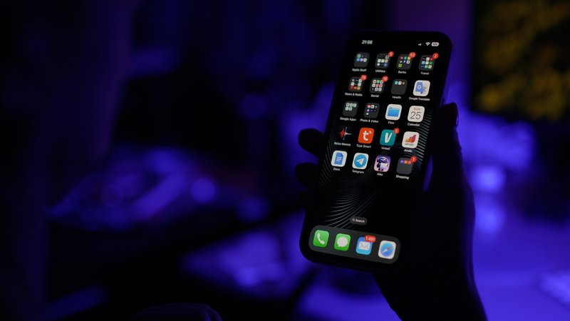Eine Hand hält in einem dunklen Raum ein Handy mit verschiedenen Apps | Bild: picture alliance / NurPhoto | Jaap Arriens Eine Hand hält in einem dunklen Raum ein Handy mit verschiedenen Apps