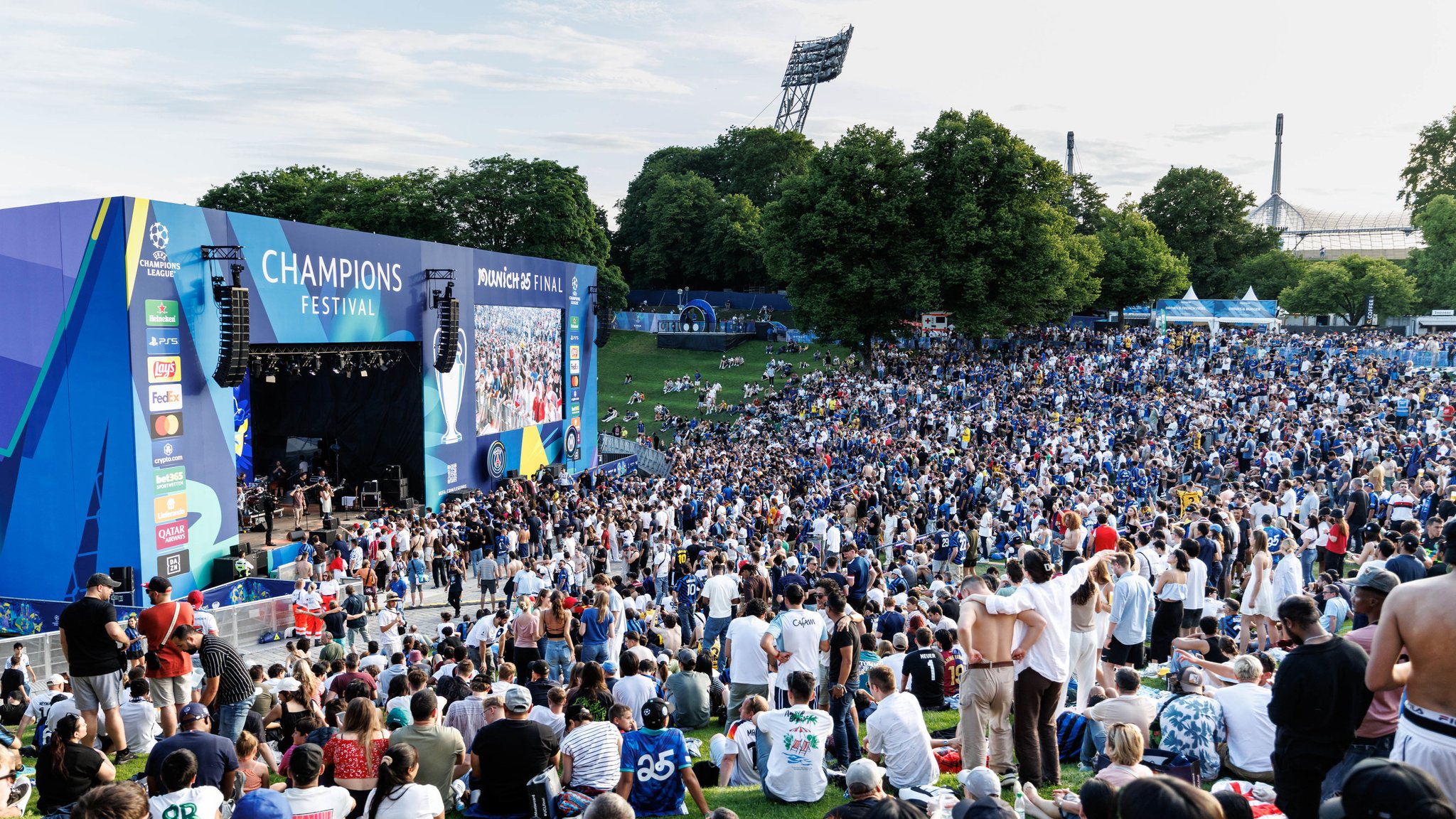 (Symbolbild) Im Olympiapark in München haben sich viele Menschen vor einer Bühne und einem großen Bildschirm versammelt | Bild: dpa-Bildfunk/Matthias Balk (Symbolbild) Im Olympiapark in München haben sich viele Menschen vor einer Bühne und einem großen Bildschirm versammelt