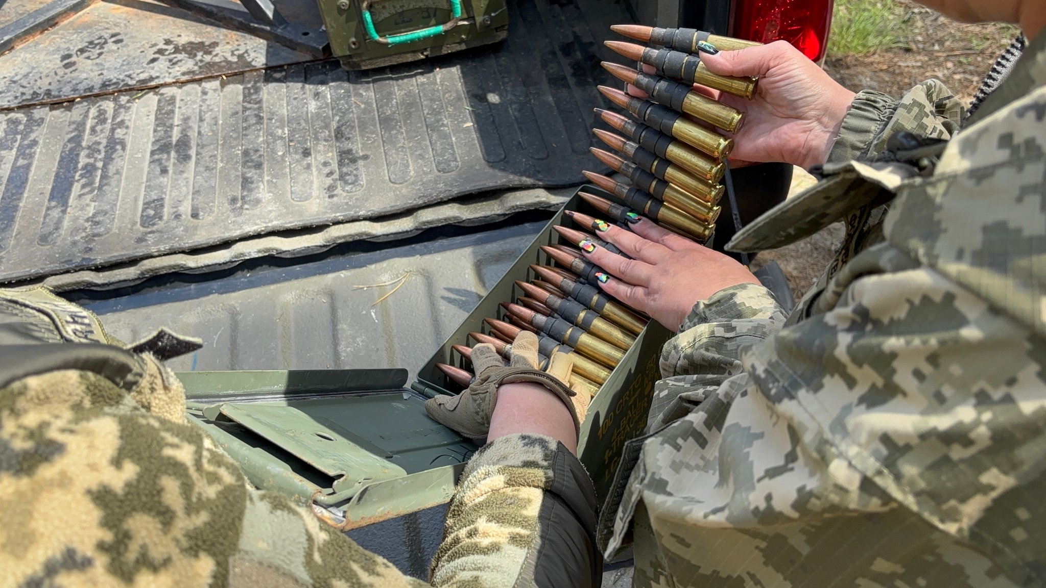 Zwei Frauen tragen Camouflage und legen Patronen in einen Kasten. | Bild: BR/Michelle Balzer Zwei Frauen tragen Camouflage und legen Patronen in einen Kasten.