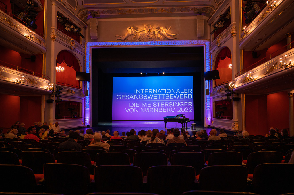 Die Opernbühne des Staatstheaters mit der Aufschrift "Die Meistersinger von Nürnberg 2022" im Hintergrund
