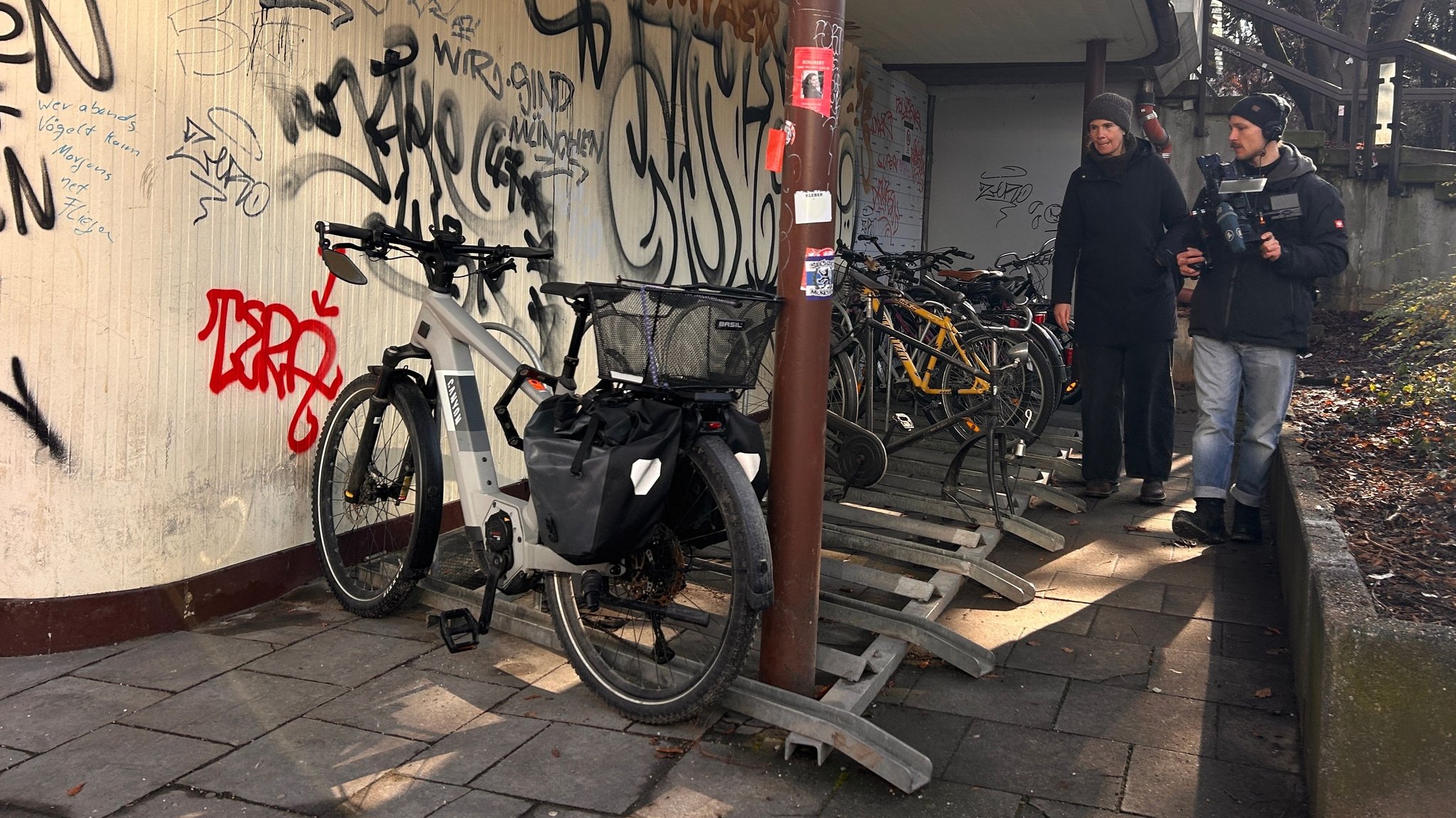 Ein Fahrradstellplatz an einer Stelle, wo früher Obdachlose geschlafen haben.