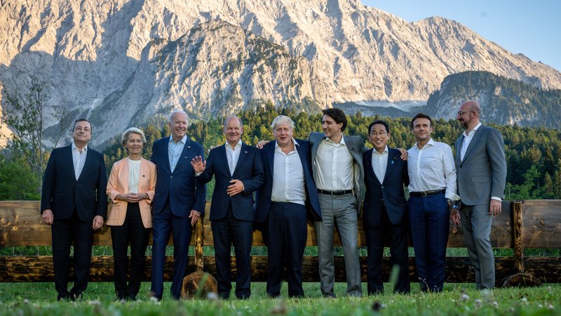 Die Chefs haben sich beim G7-Treffen auf Schloss Elmau zu einem informellen Gruppenbild aufgestellt.