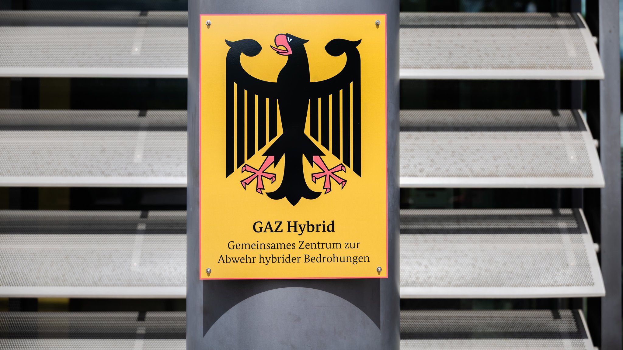 Amtstafel des "Gemeinsamen Zentrums zur Abwehr hybrider Bedrohungen" (GAZ Hybrid) in Berlin