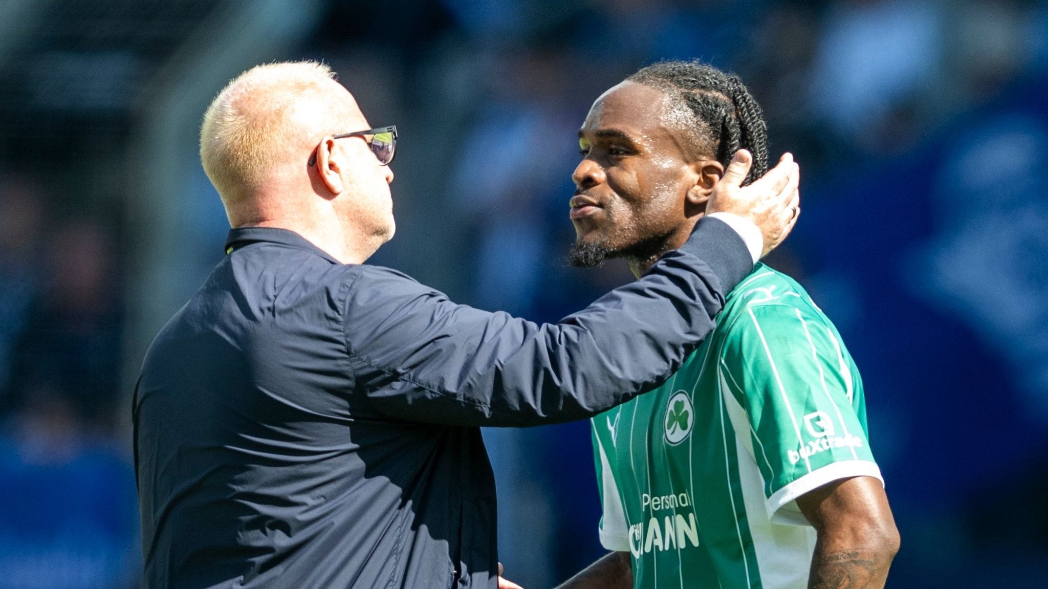 26.04.2026, Nordrhein-Westfalen, Bochum: Fußball, Männer: 2. Bundesliga, VfL Bochum - SpVgg Greuther Fürth, 31. Spieltag, Vonovia Ruhrstadion: Trainer Heiko Vogel (SpVgg Greuther Fürth) tröstet Noel Futkeu (SpVgg Greuther Fürth). Foto: David Inderlied/dpa - WICHTIGER HINWEIS: Gemäß den Vorgaben der DFL Deutsche Fußball Liga bzw. des DFB Deutscher Fußball-Bund ist es untersagt, in dem Stadion und/oder vom Spiel angefertigte Fotoaufnahmen in Form von Sequenzbildern und/oder videoähnlichen Fotostrecken zu verwerten bzw. verwerten zu lassen. +++ dpa-Bildfunk +++
