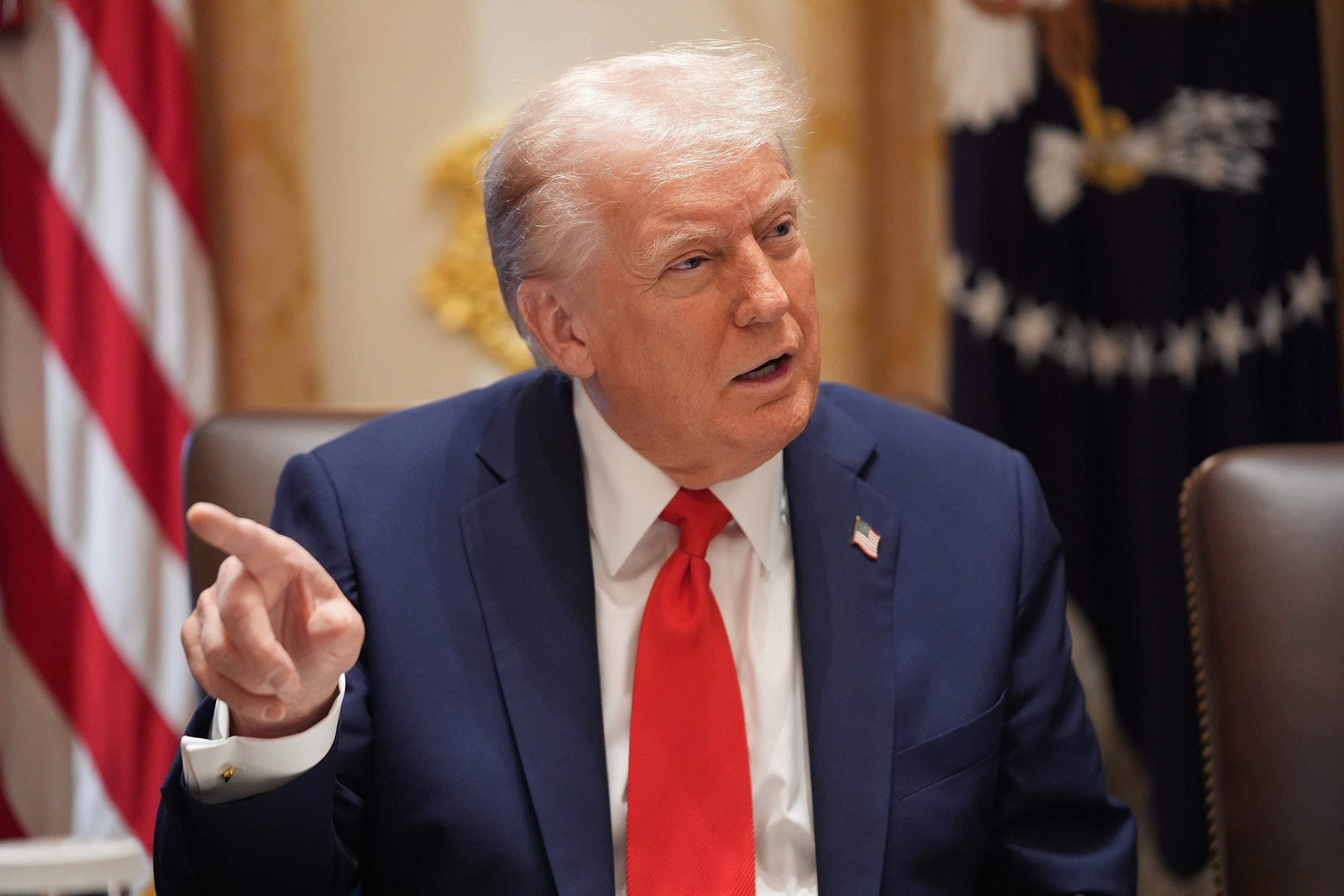 US-Präsident Donald Trump spricht während einer Kabinettssitzung im Weißen Haus. in Washington