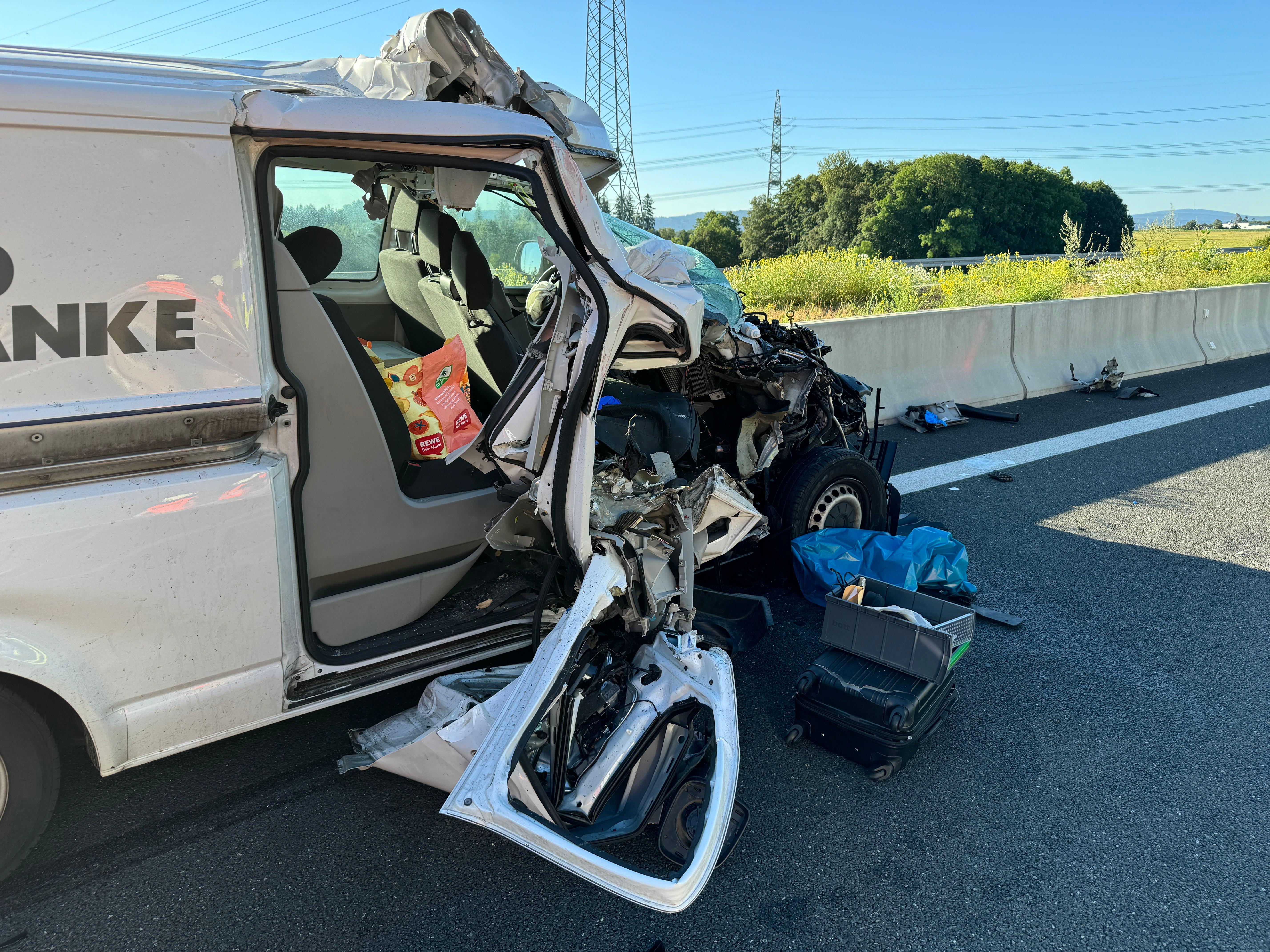 Ein Toter und ein Schwerverletzter: Transporter fährt ungebremst auf Lastwagen auf.