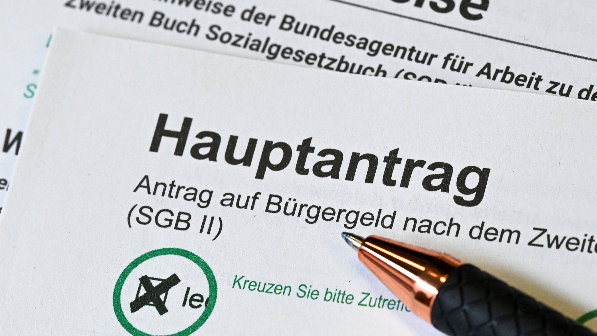 28.03.2024, Berlin: Im Jobcenter Tempelhof-Schöneberg liegt ein Antrag auf Bürgergeld und dazu passende Ausfüllhinweise. (zu dpa: «Schärfere Regeln sollen Bürgergeldbezieher in Arbeit bringen»)