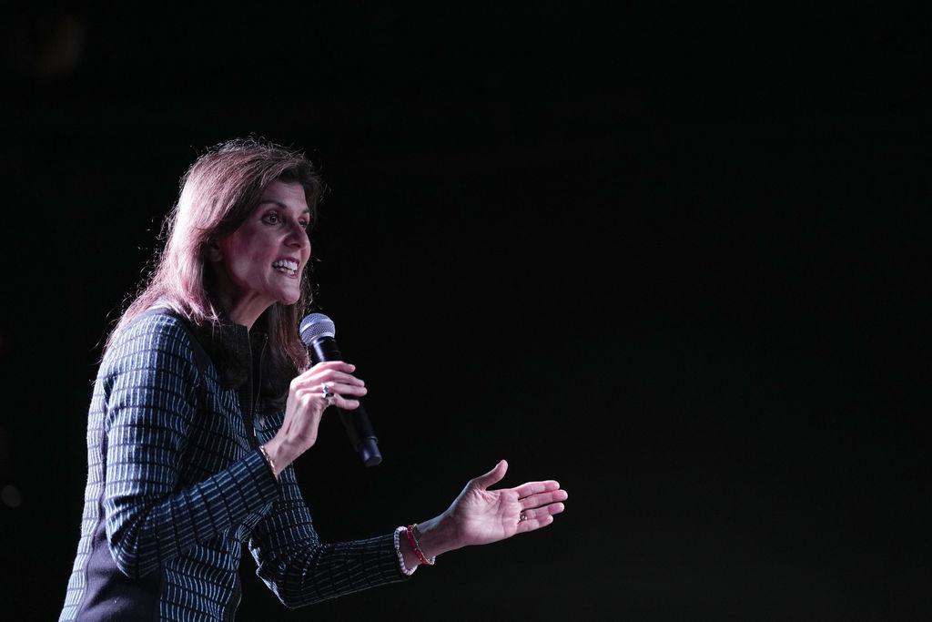 04.03.2024, USA, Spring: Nikki Haley, republikanische Präsidentschaftsbewerberin und ehemalige UN-Botschafterin, spricht bei einer Wahlkampfveranstaltung. Foto: David J. Phillip/AP/dpa +++ dpa-Bildfunk +++