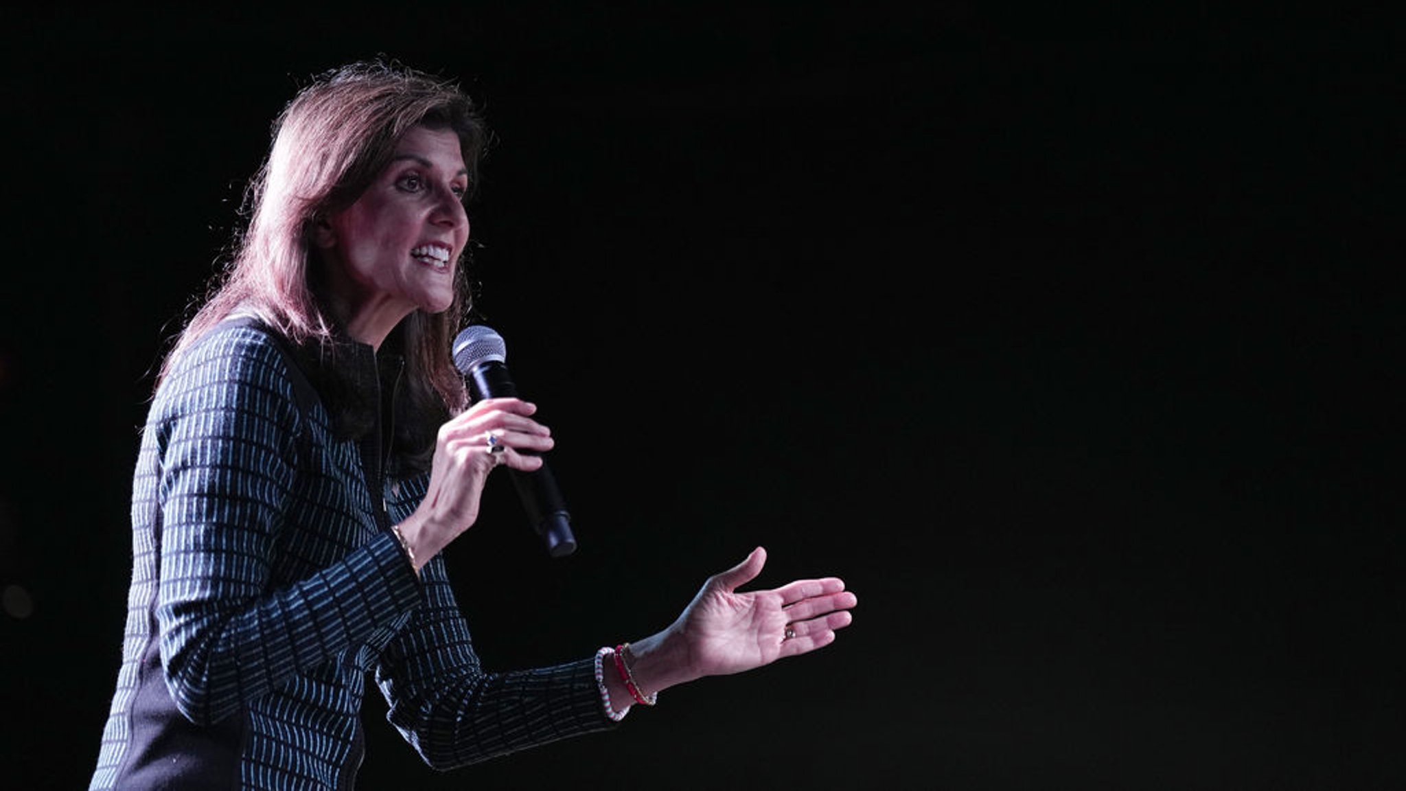 04.03.2024, USA, Spring: Nikki Haley, republikanische Präsidentschaftsbewerberin und ehemalige UN-Botschafterin, spricht bei einer Wahlkampfveranstaltung. Foto: David J. Phillip/AP/dpa +++ dpa-Bildfunk +++