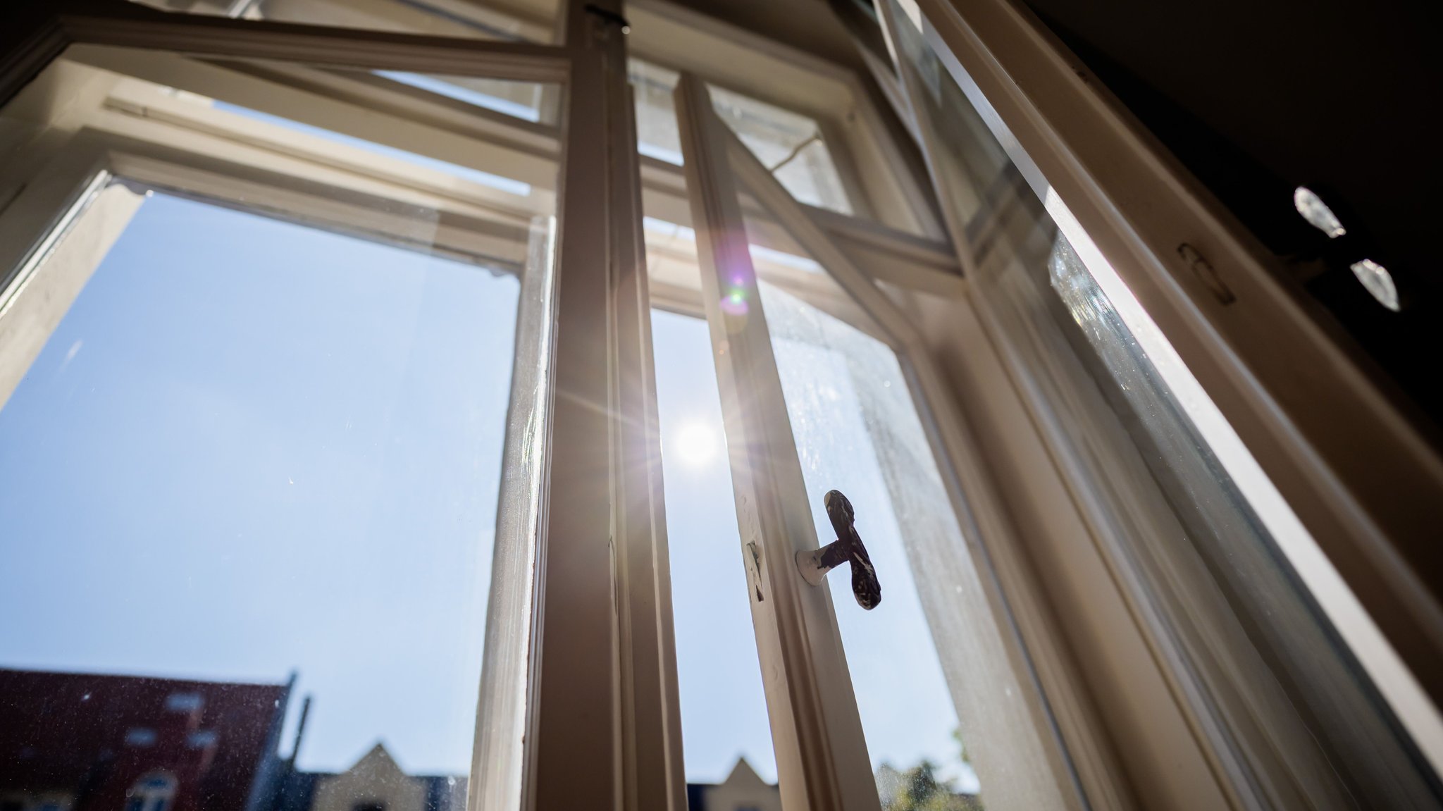 Hitze im Haus: Fenster zu oder lieber lüften?