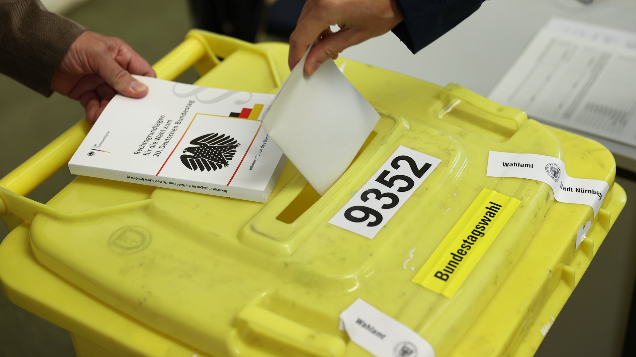 Ein Wähler gibt in Nürnberg seine Stimme zur Bundestagswahl 2021 ab (Symbolbild).