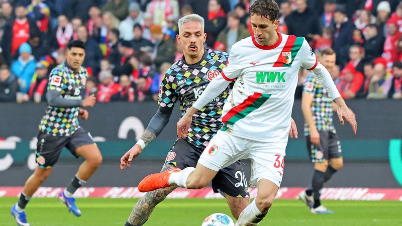 Arthur Chaves (rechts) im Zweikampf mit Phillip Tietz | Bild: picture alliance / Fotostand | Racocha Arthur Chaves (rechts) im Zweikampf mit Phillip Tietz