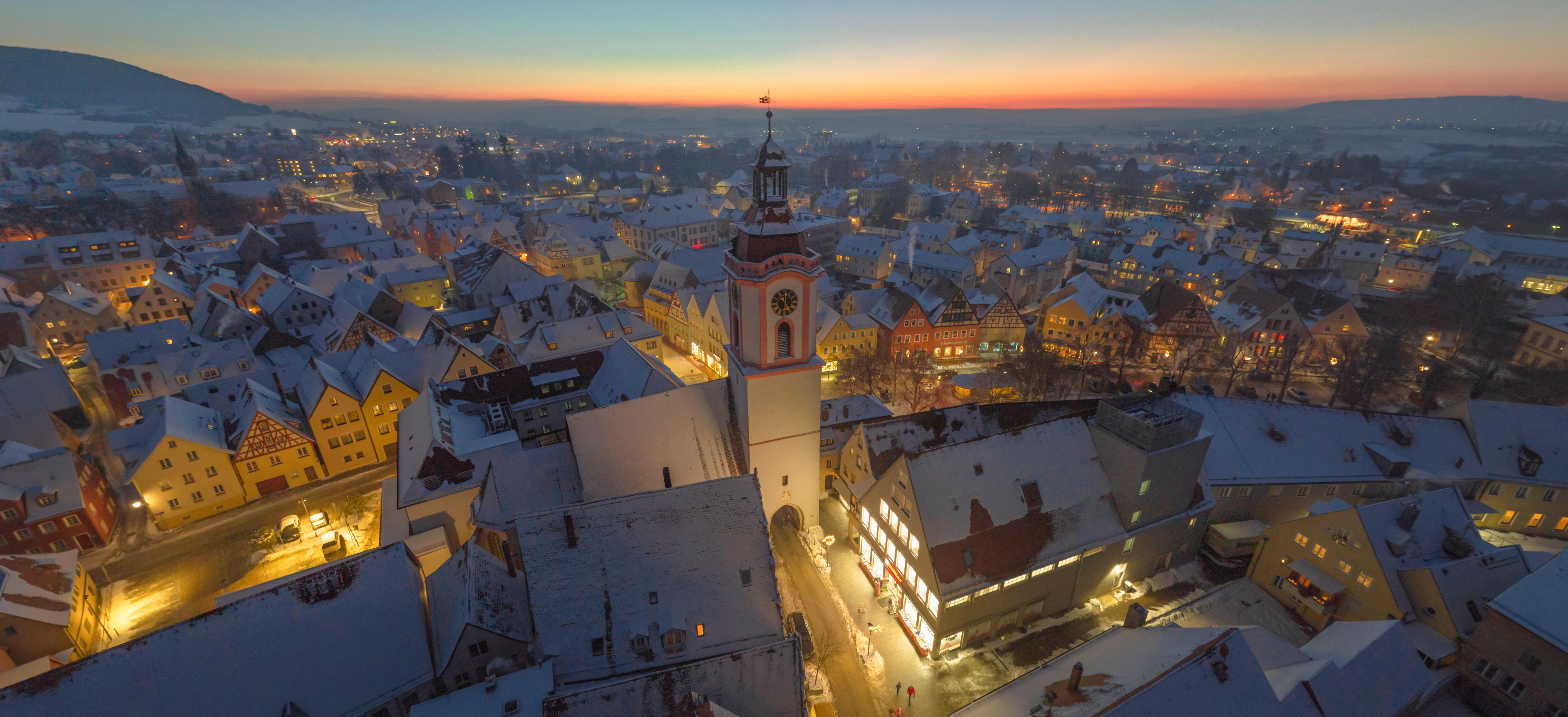 Blick auf die Altstadt von Weißenburg in der winterlichen Abenddämmerung.