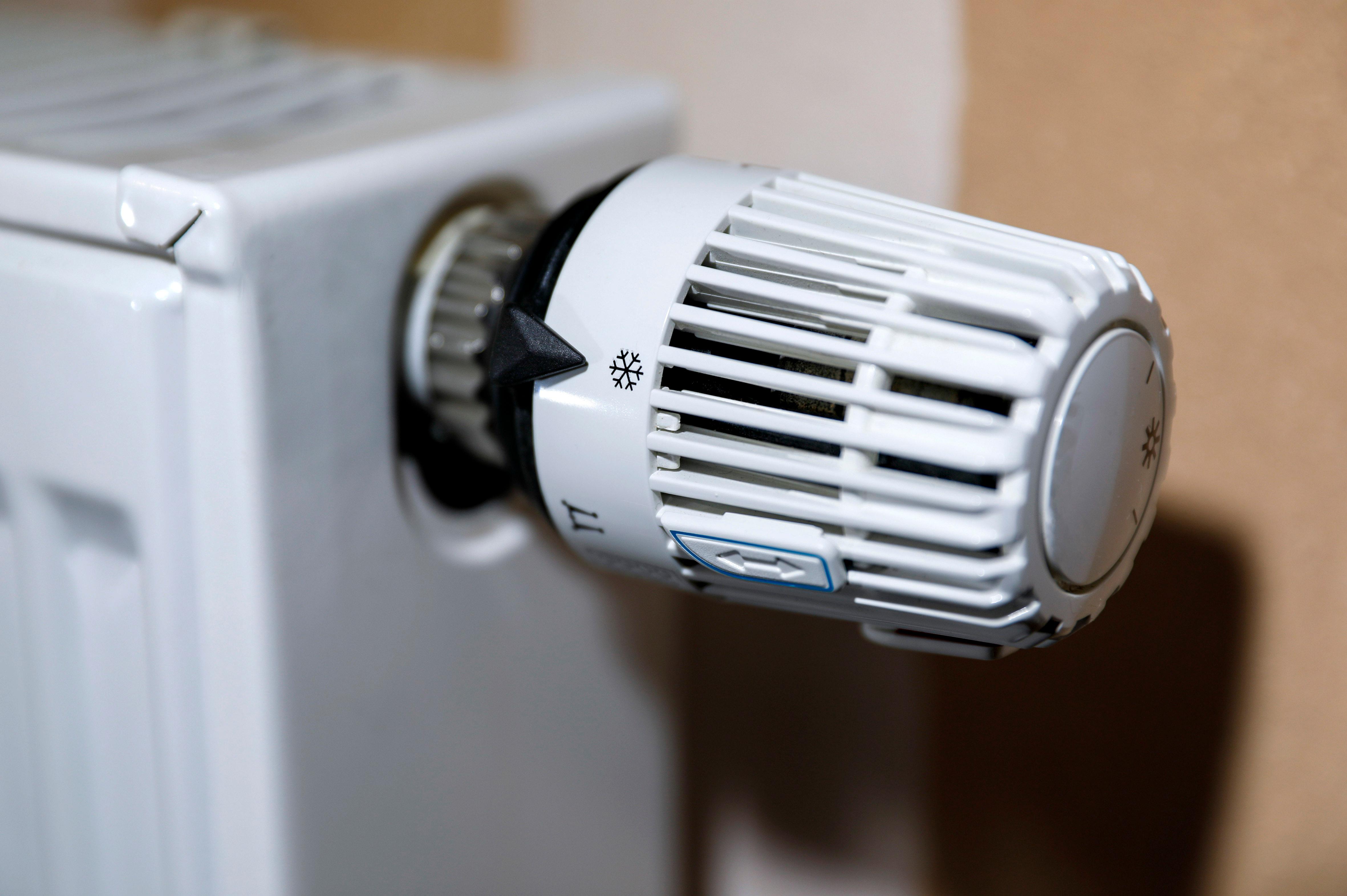 Symbolfoto: Ein Heizkörper, der nicht aufgedreht ist.